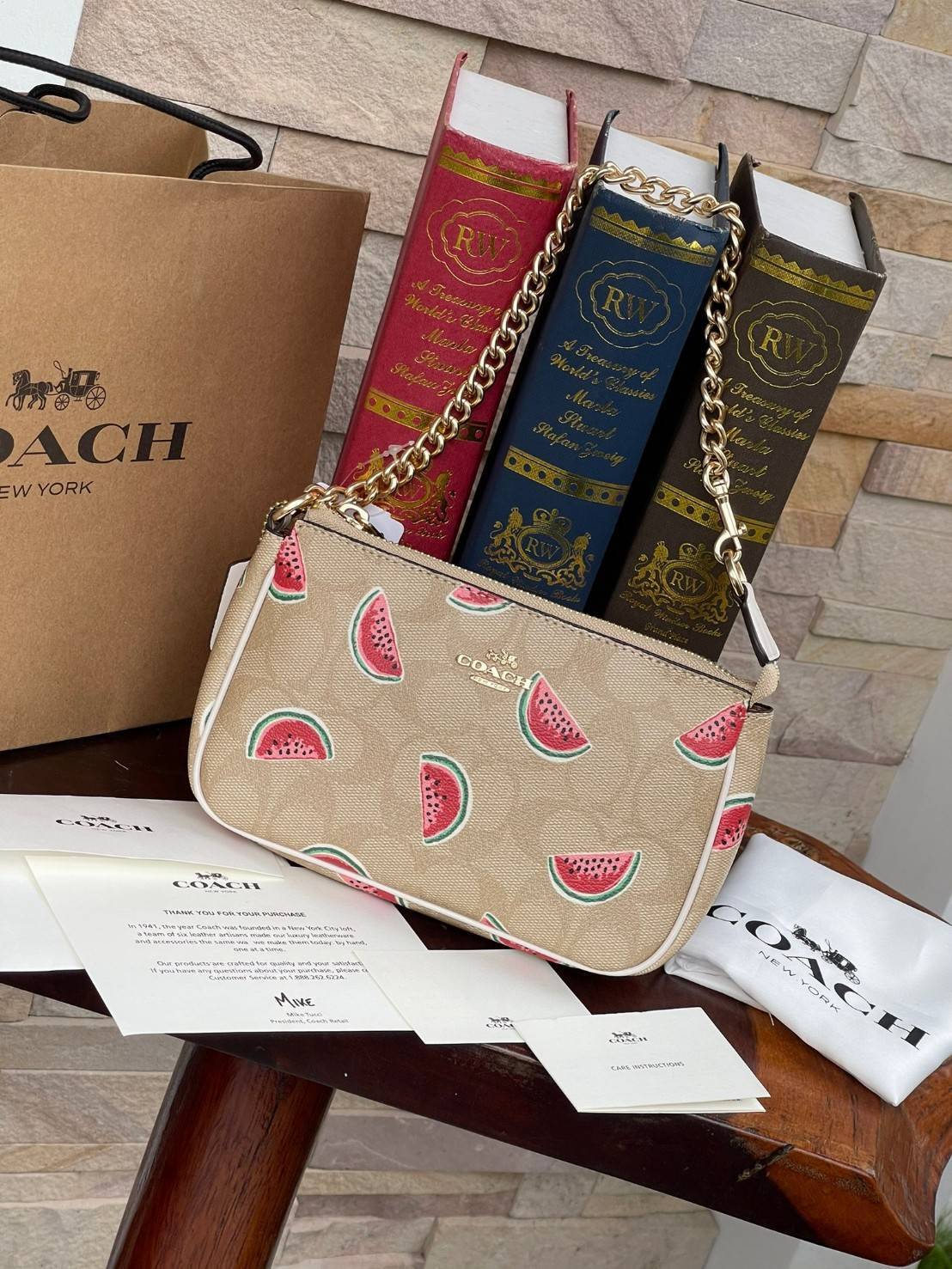 OUTLET 】Coach Signature Top Handle Coach Pouch with Strawberry, Watermelon, Ladybug พร้อมส่งที่ไทย เป็นอีกรุ่นหนึ่งที่ได้รับความนิยมในหมู่สาว ๆ ค่ะ นอกจากราคาจะไม่สูงแล้ว ยังมีรูปทรงที่น่าสนใจอีกด้วย กะทัดรัดแต่ใช้งานง่าย เหมาะกับทุกโอกาส สำหรับกระเป๋าคล้
