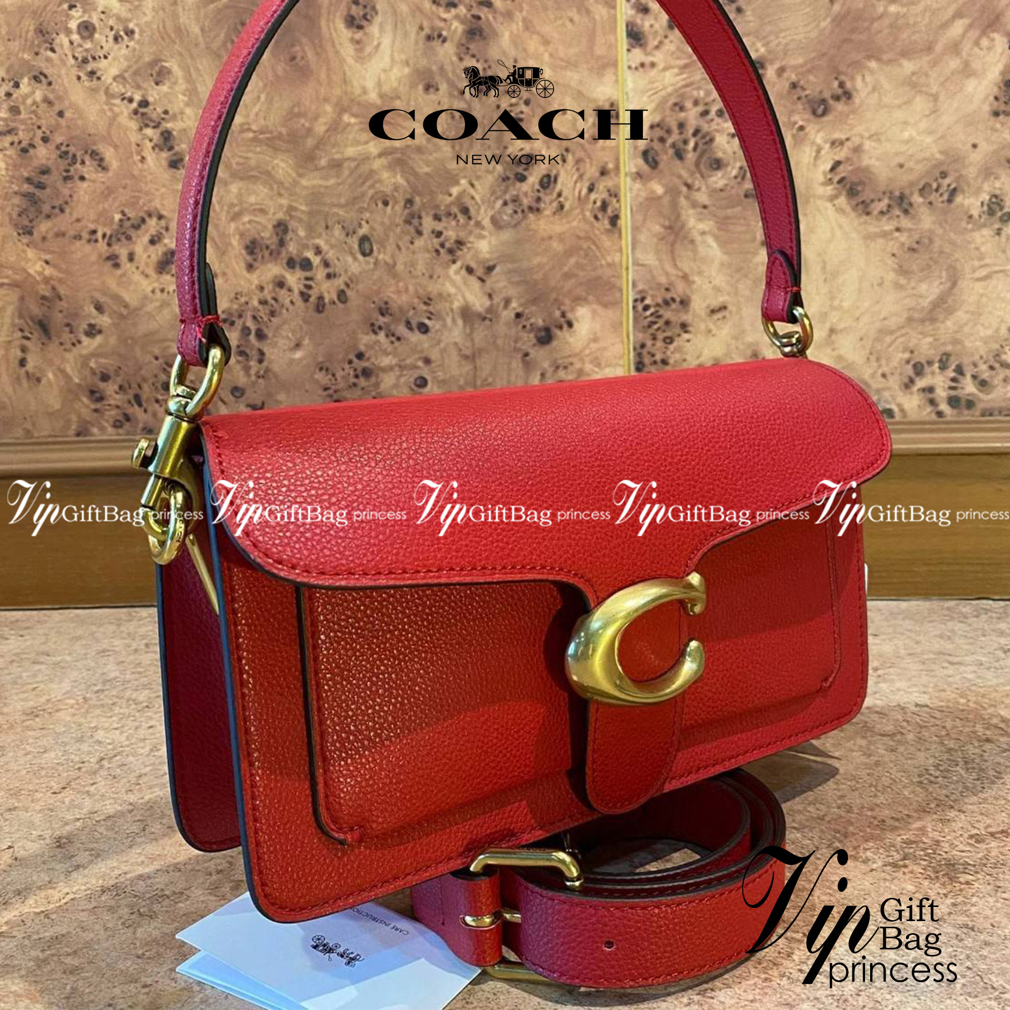 COACH TABBY SHOULDER BAG 26 ((73995)) พัฒนามากจากกระเป๋า Coach รุ่นดังยุค 1970 ทำจากผ้า Canvas เคลือบลายซิกเนเจอร์ หนังลายกรวดและหนังกลับ ด้วยวัสดุคลาสสิค มากับสายที่ถอดได้ถึง 2 สาย ไม่ว่าจะเป็นสายหิ้วหรือสายสะพาย หนังลายกรวดและหนังลูกวัวแบบเนื้อละเอียด แ