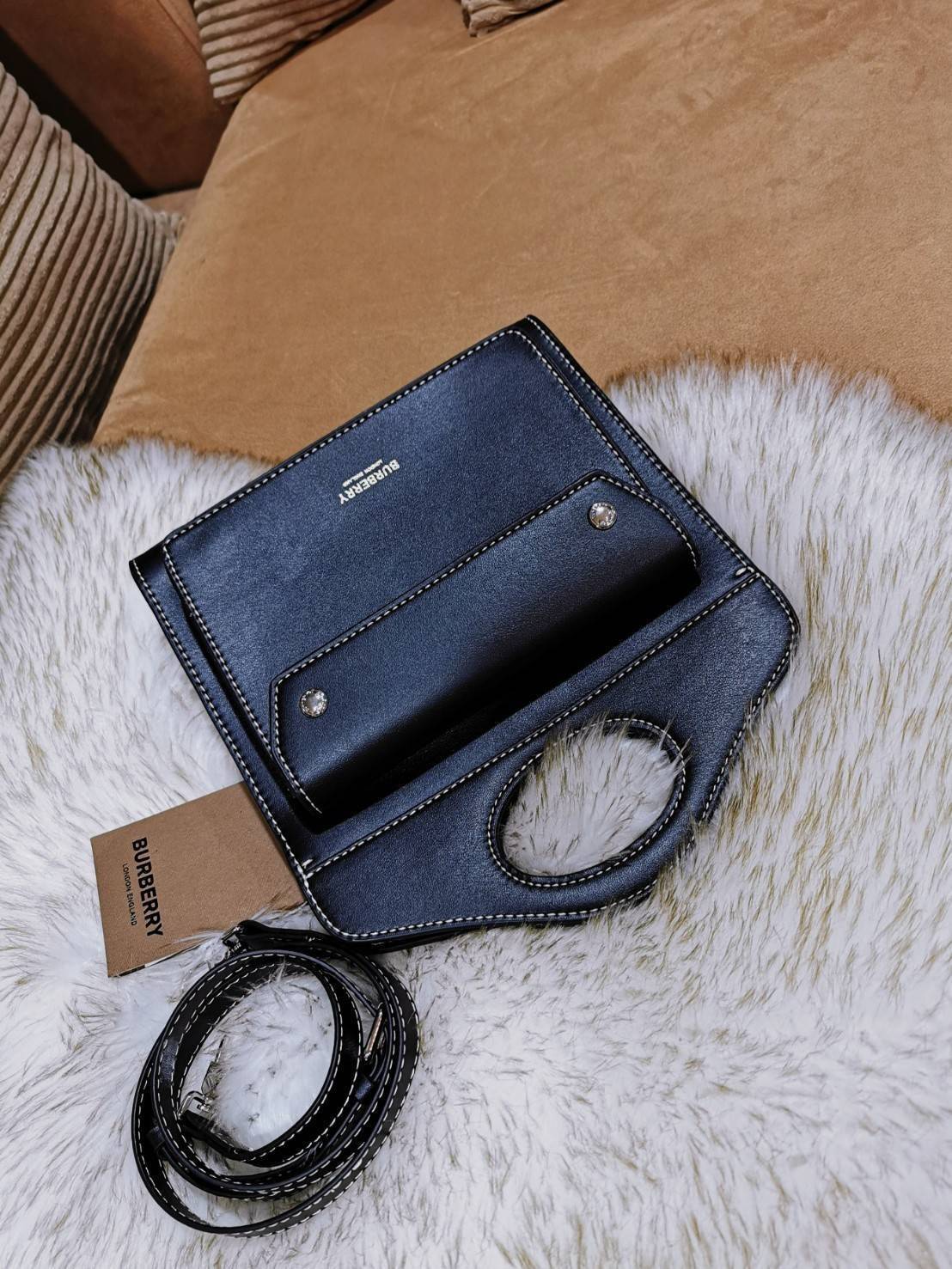 BURBERRY FRAGRANCES CROSSBODY BAG VIP GIFT WITH PURCHASE (GWP) พรีเมี่ยมกิ๊ฟ Limited Edition ใหม่ล่าสุดจาก BURBERRY PERFUME วัสดุหนังแท้ Calf Skin ทรงเหลี่ยม ดีไซน์สวยหรูอยู่ทรง ด้านหน้ามีช่องใส่ของ ภายในโล่งกว้าง มีช่องซิปแบรนด์ สามารถใส่กระเป๋าสตางค์ใบย