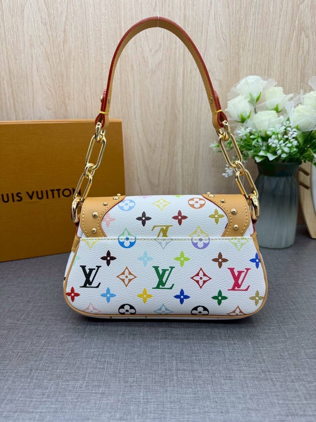 ORI หนังแท้ | Lv Marilyn White Multicolor Monogram Canvas Shoulder Bag กระเป๋าสะพายสไตล์วินเทจ ดีไซน์สีสันสดใสน่ารัก มีชีวิตชีวา โดดเด่นด้วยตัวล็อคด้านหน้าแบบกดขนาดใหญ่ จะถือแบบคล้องแขนหรือสะพายไหล่ก็ได้