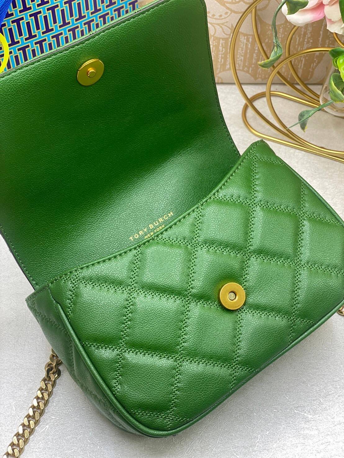 Tory Burch Willa Mini Top Handle Bag พร้อมส่งที่ไทย ใบจริงคือสวยสุดดไปเลยค่าา! กระเป๋าสะพายข้างหรือหิ้วก็เก๋ไปอีกเลยค่ะ! หนังอย่างดี ลายนวมนิ่มมือดีมากค่ะ ด้านหน้ามีอะไหล่โลโก้แบรนด์