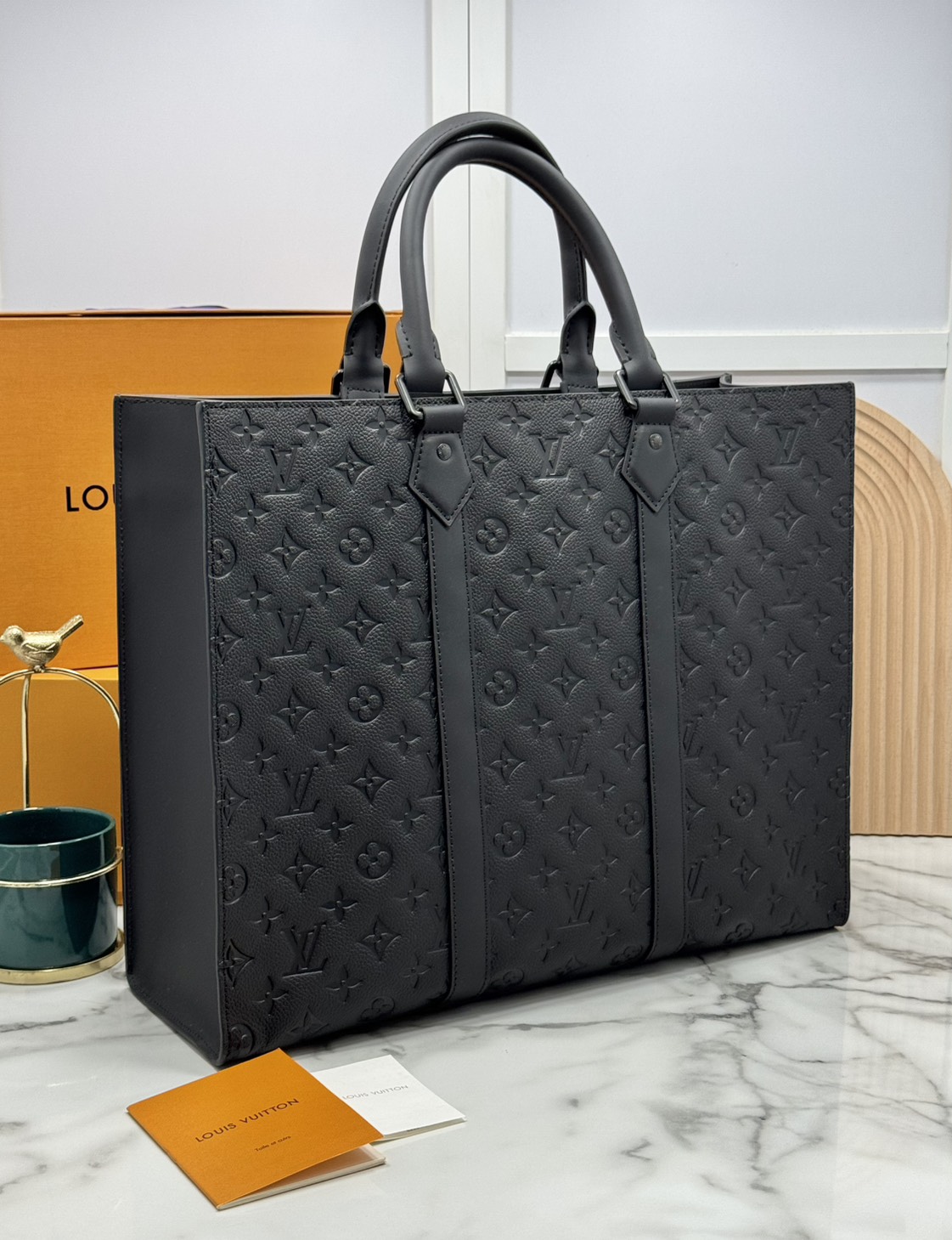 TOP ORI หนังแท้ | LV Sac Plat 24H Tote bag กระเป๋าโท้ทใบใหญ่ หนัง Taurillon ฉลุลายโมโนแกรมสวยหรูคมชัด สะท้อนความสง่างามเปี่ยมเสน่ห์สไตล์มัสคิวลีน ด้านในมีพื้นที่จุของได้มาก มีช่องแบ่งสัดส่วนด้านในไว้อย่างดี