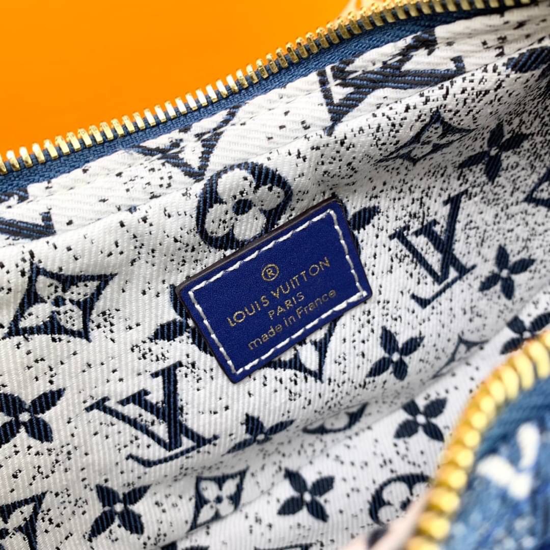 LV Loop Navy Blue Denim Jacquard textile lining / LOUIS VUITTON MONOGRAM LOOP BAG กระเป๋าทรง half-moon Loop พร้อมส่งกระเป๋าทรง half-moon Loop ที่รังสรรค์ออกมาได้สวย เก๋ และดูดีมากๆ ใบจริงสวย น่าใช้มากๆ ได้กับทุกๆวัน ตลอดวันเลยจริงๆ สินค้าเข้าใหม่ แนะนำ ห้