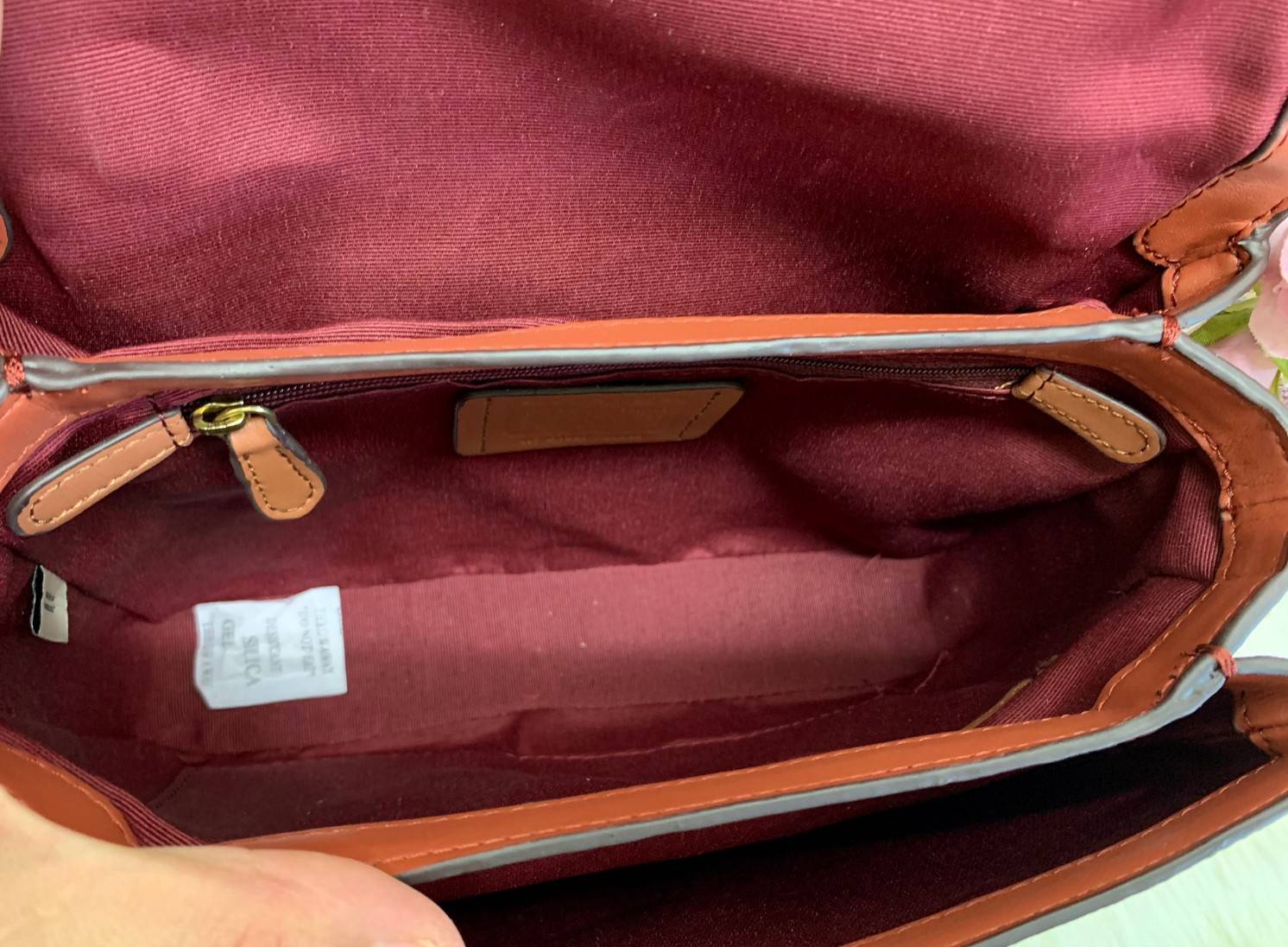 COACH CASSIE CROSSBODY BAG((68349//68348)) พร้อมส่งค่ะ! รุ่นฮิต กระเป๋าหิ้วได้//สะพายข้างหรือครอสบอดี้ร์ได้ หนังแท้นิ่มสวย เปิดปิดกระเป๋าแบบหมุนล็อค ภายในกระเป๋ามี3ช่องให้ใส่ของ แต่ล่ะช่องกว้าง สามารถใส่กระเป๋าเงินใบยาวได้;ของอื่นๆได้จุทีเดียวค่ะ ;มีช่องซ