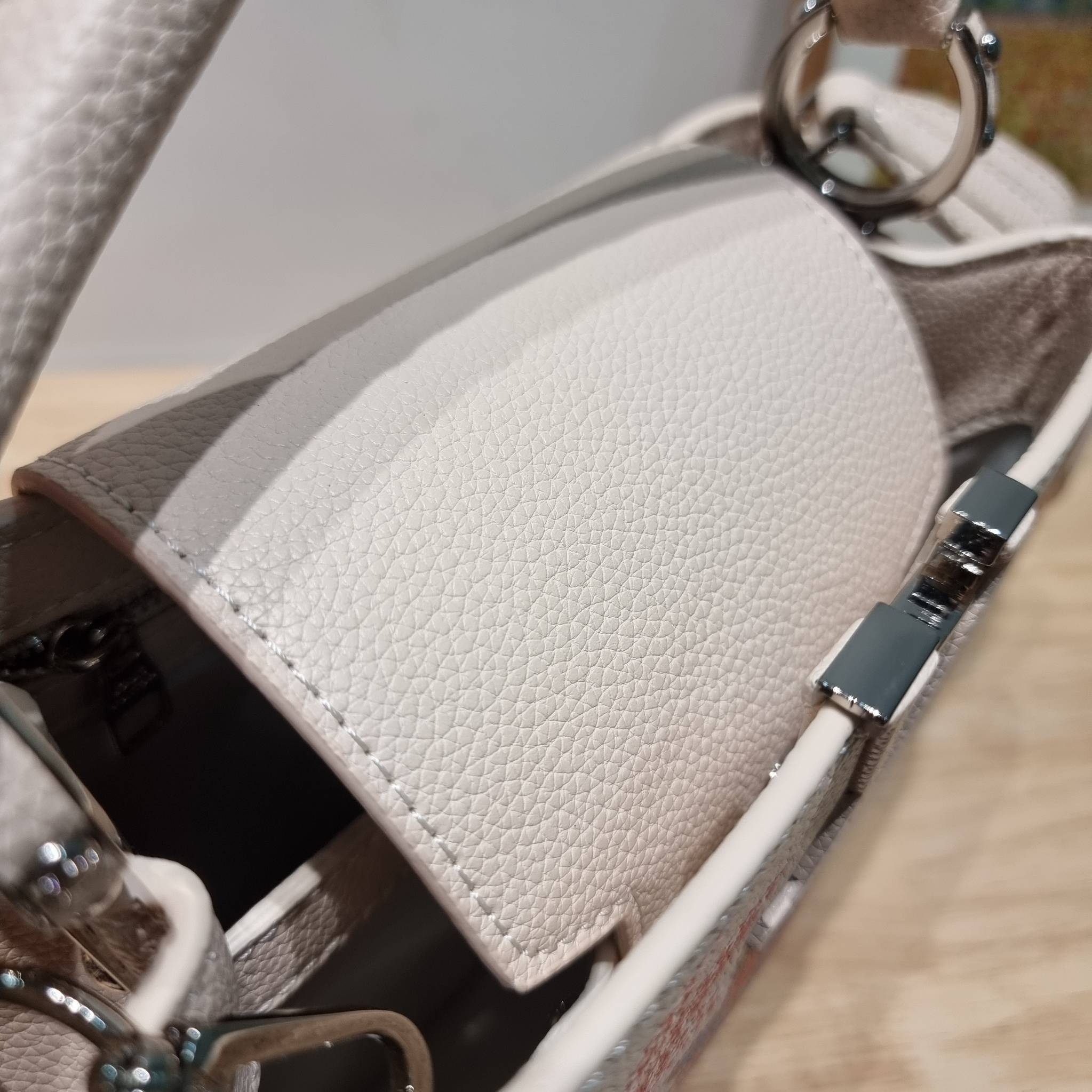 LV x YK Capucines BB / LV Bag พร้อมส่ง กระเป๋าถือสุดหรู ดีไซน์ทรงคลาสสิค ดีงามม้ากกกก!! มาพร้อมหูจับในตัว ด้วยรูปทรงวินเทจ งานปั้มสวยเป๊ะปังตามรูป