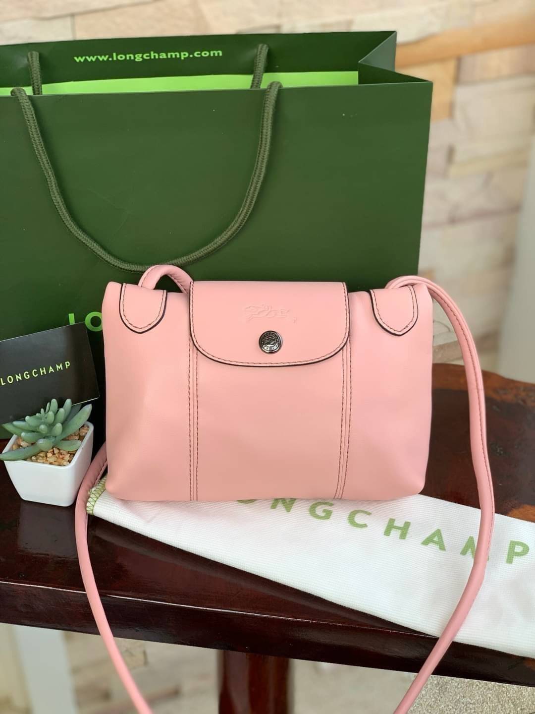 Longchamp Le Pliage Cuir Crossbody Bag อีกหนึ่งคอลเลคชั่น Le Pliage Cuir หนึ่งในตระกูลกระเป๋าสุดไอคอนิก