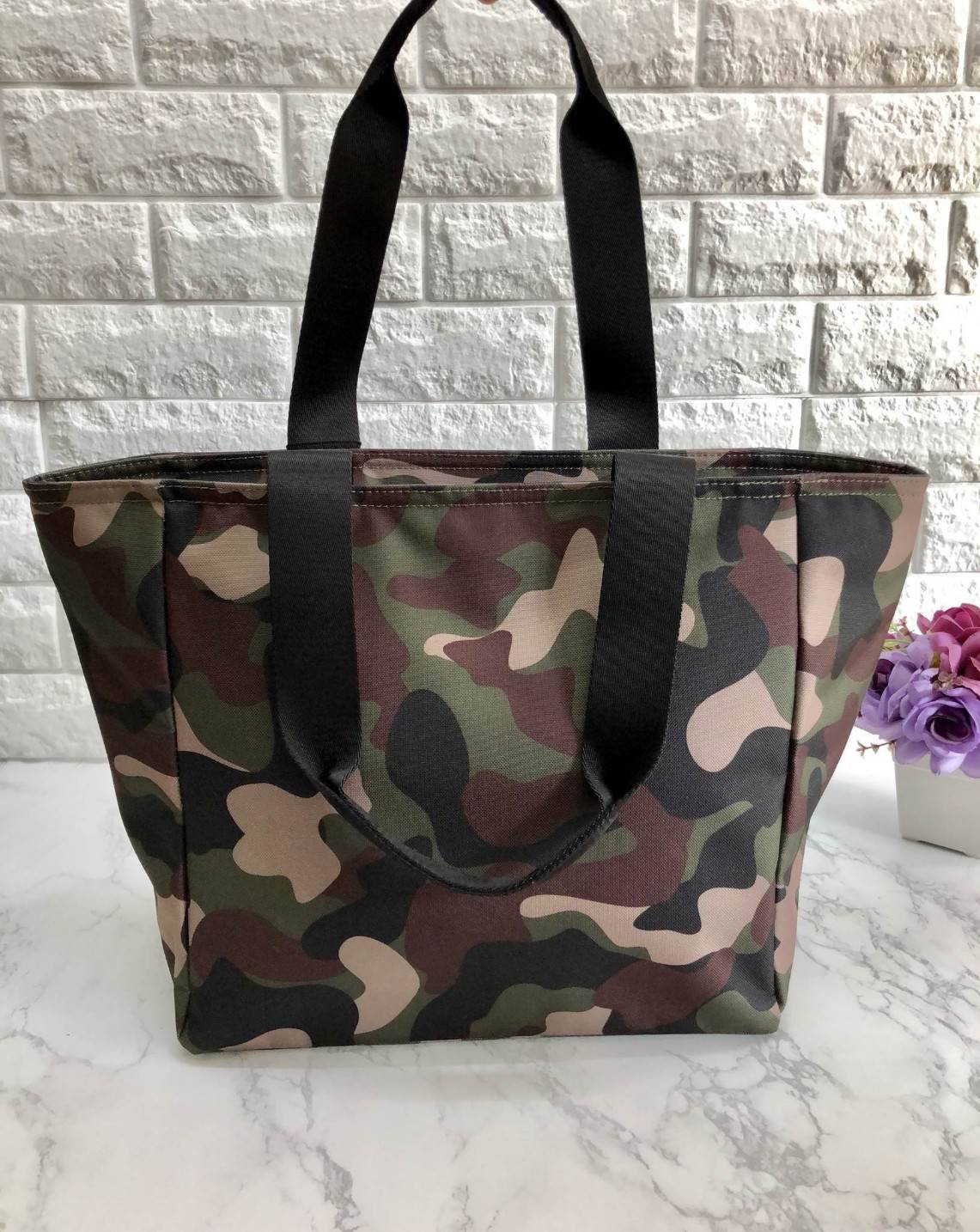 New Calvin Klein Medium Tote Bag พร้อมส่งสินค้ารุ่นหายากค่ะ กระเป๋าถือทรง tote วัสดุผ้าอย่างดี ด้านหน้าสกรีนโลโก้แบรนด์คมชัด มีช่องซิปยาว ช่องกว้างใส่ของจุ เปิดปิดกระเป๋าแบบซิป หัวซิปปั้มแบรนด์ ภายในกระเป๋าโล่งกว้างมากค่ะ มีช่องซิปให้อีกช่อง หูหิ้วกระเป๋า