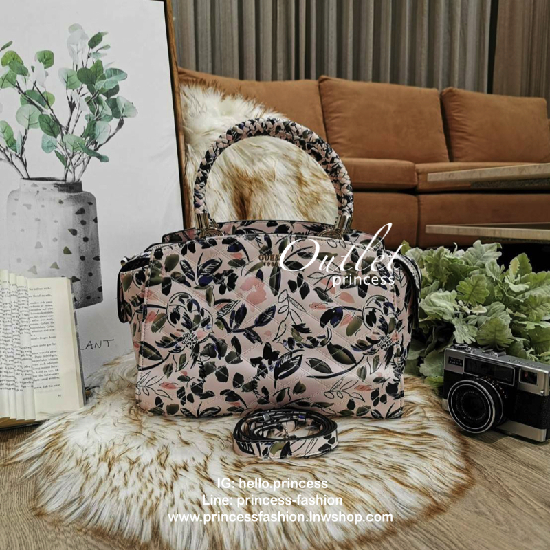 GUESS WOMAN CROSS BODY BAG กระเป๋าถือ/สะพายรุ่นใหม่ล่าสุดจาก GUESS FACTORY หนังสวยอยู่ทรงขนาดกำลังดี น้ำหนักเบา ด้านหน้าประดับโลโก้แบรนด์เปิดปิดด้วยซิปสะดวกใช้ ด้านข้างมีกระดุมปรับขยาย ภายในมีโลโก้ ช่องซิปและช่องใส่ของ ซับในพิมพ์แบรนด์ ใส่กระเป๋าสตางค์ มื