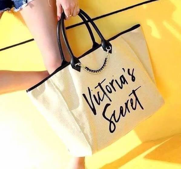 กระเป๋าแฟชั่น ทรง shopping สไตล์ victoria's secret แปลกใหม่อินเทรนด์ สินค้านำเข้า งาน ชน shop ดีไซน์สวย เก๋ น่ารัก เรียบหรู ใส่ของได้จุใจ เหมาะสำหรับสาวๆทุกคนที่มีของเยอะ งานเย็บเนี๊ยบ แข็งแรงทนทาน ใช้ได้นาน สีก็แมทเสื้อผ้าได้ง่าย สวยล้ำก่อนใคร มีสีเ