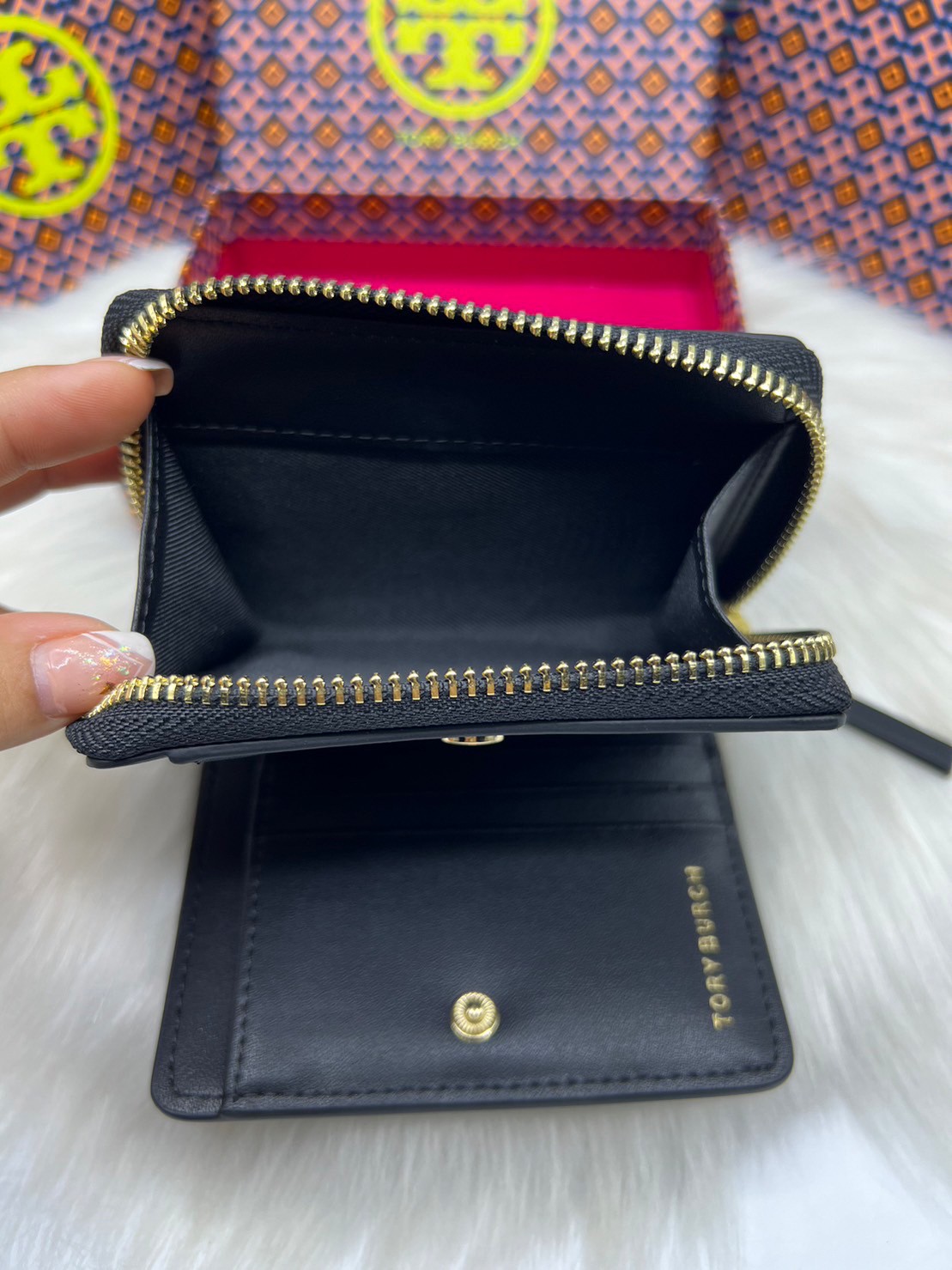 Tory Burch Charlie Mini Bi-fold Leather Wallet / Tory Wallet พร้อมส่ง กระเป๋าสตางค์ใบสั้น รุ่นใหม่ขายดี หรูหราทุกสี ดีไซน์คลาสสิค ขนาดกำลังพอเหมาะ โดดเด่นด้วยโลโก้