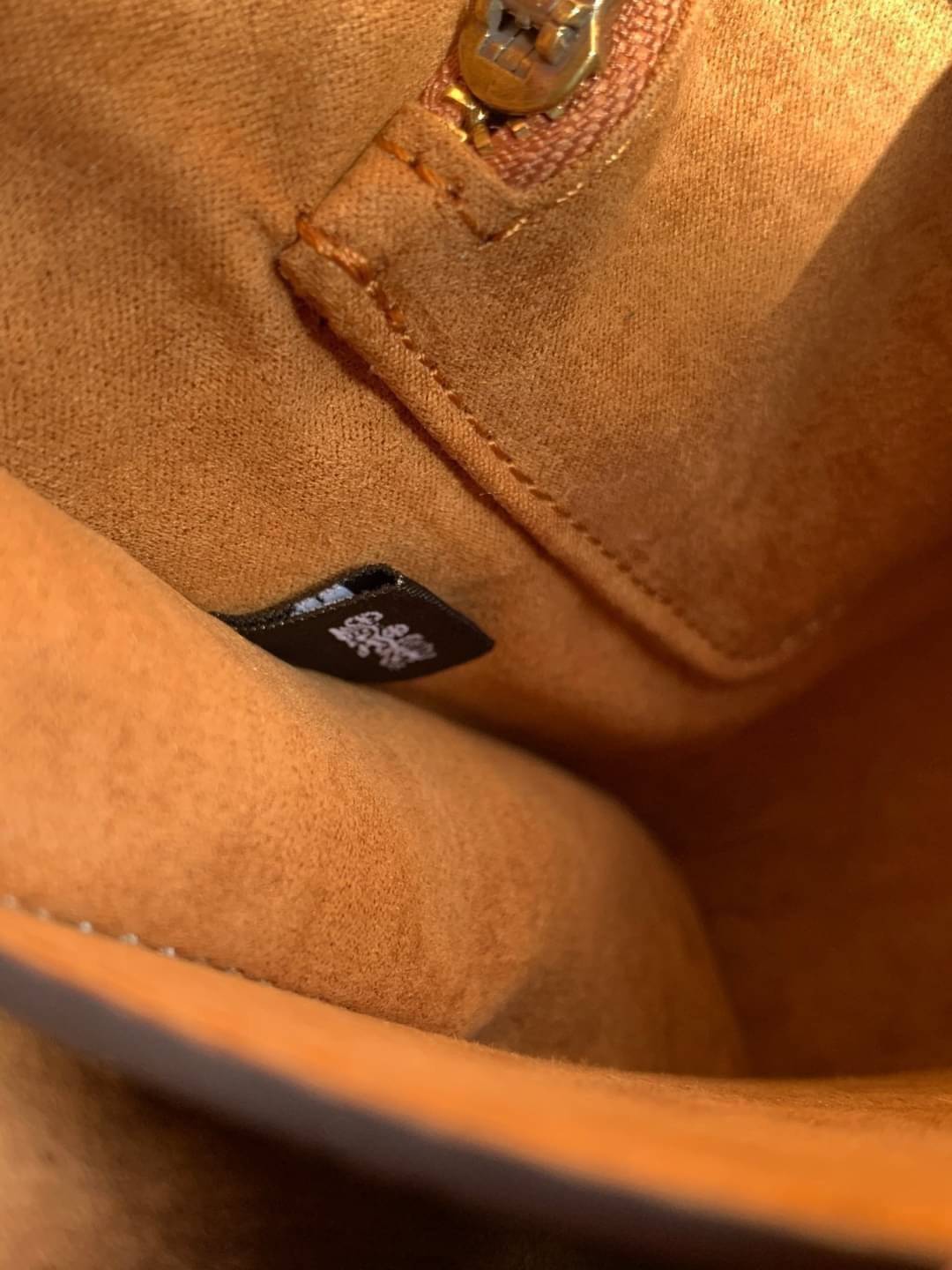 COACH TABBY TOP HANDLE 20 พร้อมส่งที่ไทยค่ะ! กระเป๋าหิ้ว//สะพายข้างได้ หนังแท้อย่างดี กหนึ่งใบทำหนังสองลายได้อย่างสวยงาม พร้อมโลโก้รุ่นใหม่ล่าสุดดูดีมากๆค่ะ เปิดปิดกระเป๋าแบบกดล็อค ภายในมีช่องหลักสองช่อง ใส่มือถือได้ทุกรุ่น;กระเป๋าเงินใบกลางได้;ของจำเป็นจ