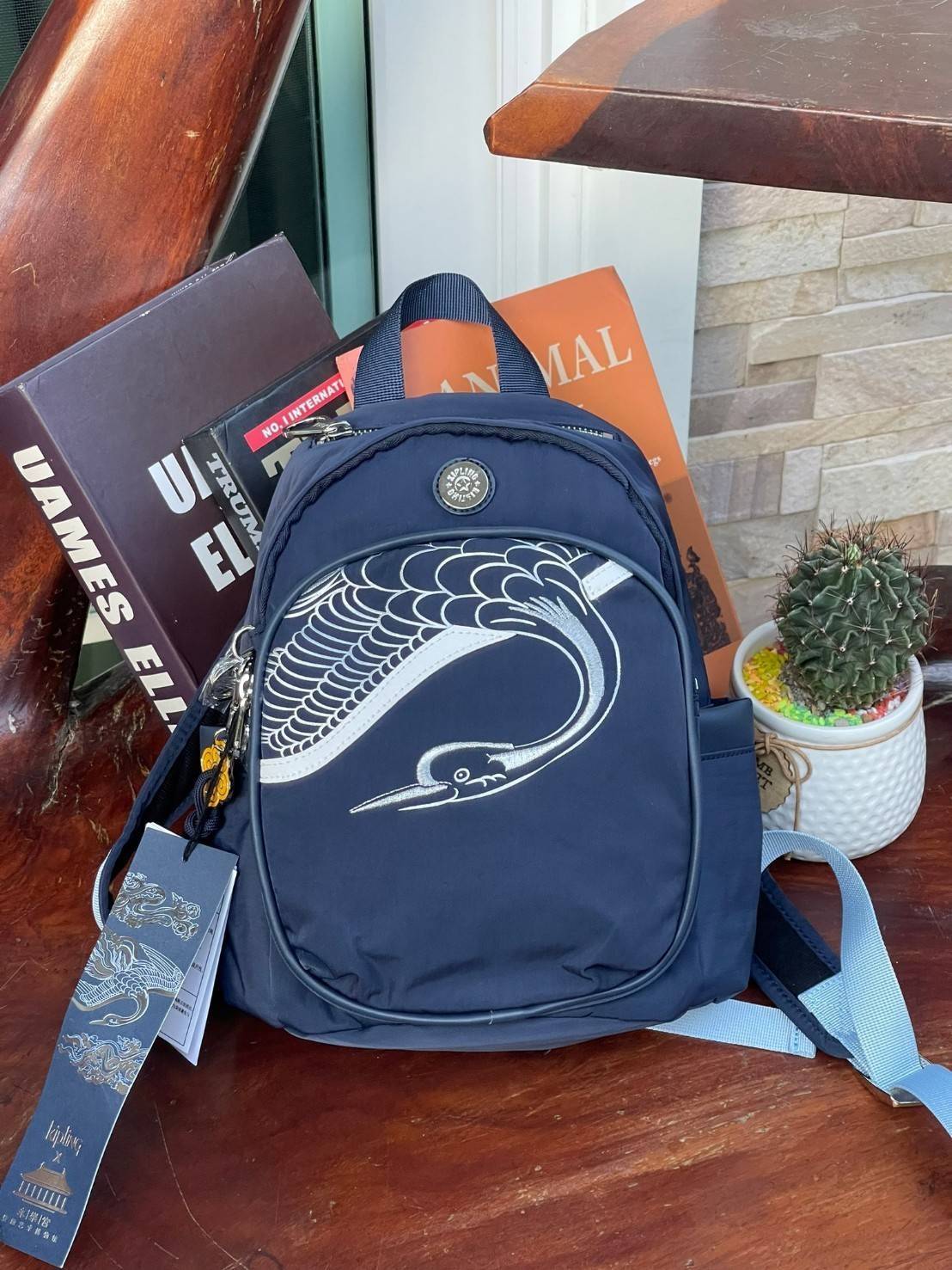 KIPLING X YONGLE PALACE COLLECTION รุ่น DELIA MINI DAILY BACKPACKS กระเป๋าเป้สะพายหลัง ที่มีความโดดเด่น มีความสวยงามจากลายปักด้านหน้าด้วยนักออกแบบชื่อดัง คอลเลคชั่นนี้ได้รับแรงบันดาลใจจากพระราชวังYongle Palace ส่วนขนาดและความเหมาะสมในการใช้งานบอกได้เลยเว่