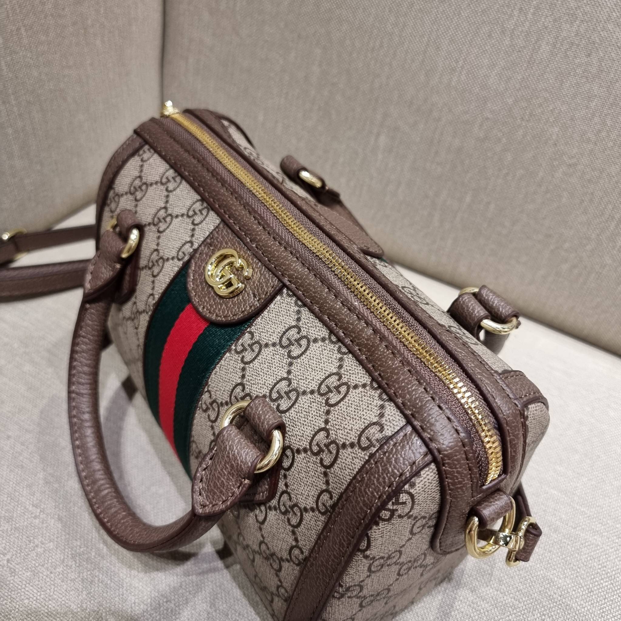 VIP 】GC CLASSIC DUFFLE BAG VIP GIFT กระเป๋าถือทรงหมอนสวยคลาสสิค สินค้าพิเศษจากเคาน์เตอร์ duty free แถมฟรี!! โบว์ผ้าลายแบรนด์ สำหรับตกแต่งหูกระเป๋า ผูกเป็นโบว์ หรือพันถนอมหูกระเป๋าก็ดูหรูมาก วัสดุหนังแคนวาส ดีไซน์แถบคาดโดดเด่น สวย หรู ใบจริงสวยมาก! เปิด-ปิ