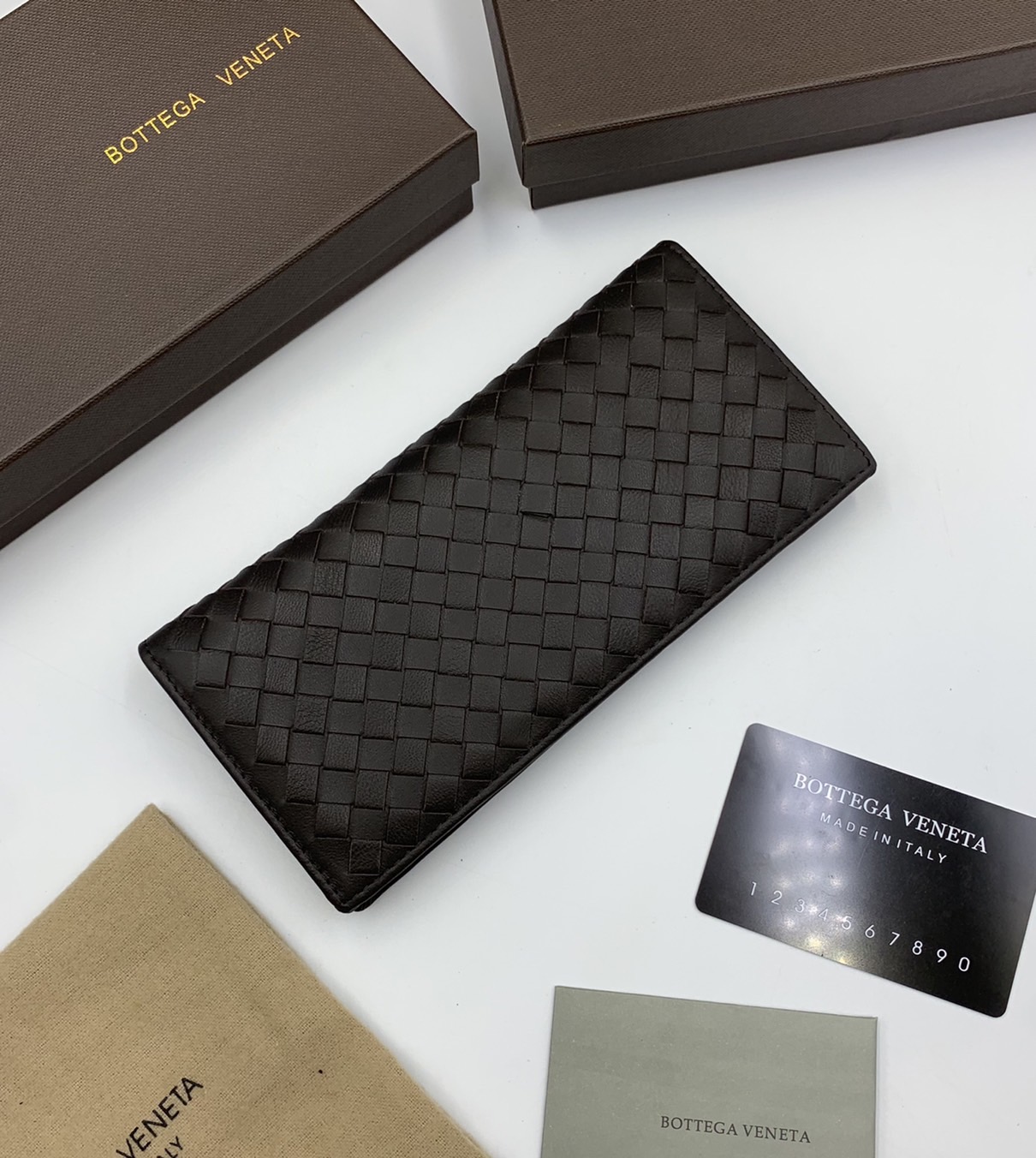 หนังแท้ BOTTEGA VENETA LONG WALLET / BV LONG WALLET / BV Wallet พร้อมส่งที่ไทย กระเป๋าสตางค์ใบยาว 2 พับ รุ่นตามหา มาเท่าไหร่ไม่เคยพอเลยค่า เป็นรุ่นคลาสสิกที่หยิบมาใช้งานได้บ่อยที่สุด งานหนังลูกวัวแท้ทั้งใบ ใช้ทนทานได้นาน ใช้ทนทานได้นานภาพสินค้าถ่ายจากงานข