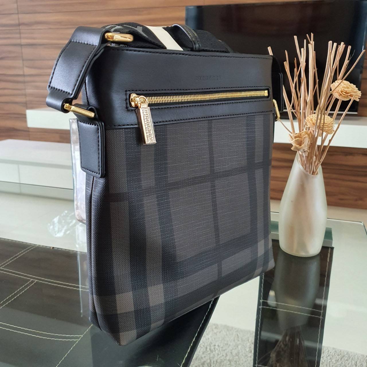 พร้อมเป็นของขวัญ มอบให้คุณผู้ชายแล้วค่ะ สำหรับ BURBERRY CROSSBODY VINTAGE BAG VIP GIFT WITH PURCHASE (GWP) พรีเมี่ยมกิ๊ฟ Limited Edition จากBURBERRY วัสดุหนังโทนสีสุภาพ คลาสสิก ตกแต่งด้วยซิปสะดวกใช้ด้านหน้า ช่องหลักเปิดปิดด้วยซิปยาวด้านบน พร้อมช่องซิปอีกห