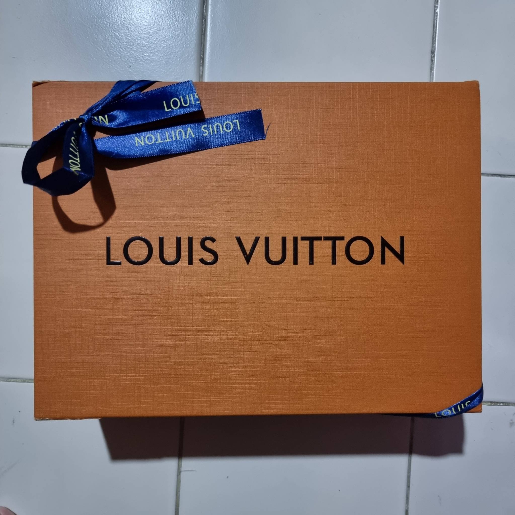 LV capucines top handle ที่สุดของความสวยในราคาเบาๆ กระเป๋าถือสุดหรู ดีไซน์ทรงคลาสสิค พร้อมลวดลายหรูหรา มาพร้อมหูจับในตัว ด้วยรูปทรงวินเทจและวัสดุหนังลูกวัว สัมผัสดี ขับผิว ทำให้ไอเท็มนี้สะกดทุกสายตาจริงๆ และยังมีลูกเล่นที่ฝาปิดกระเป๋า ที่สามารถปิด หรือสอด