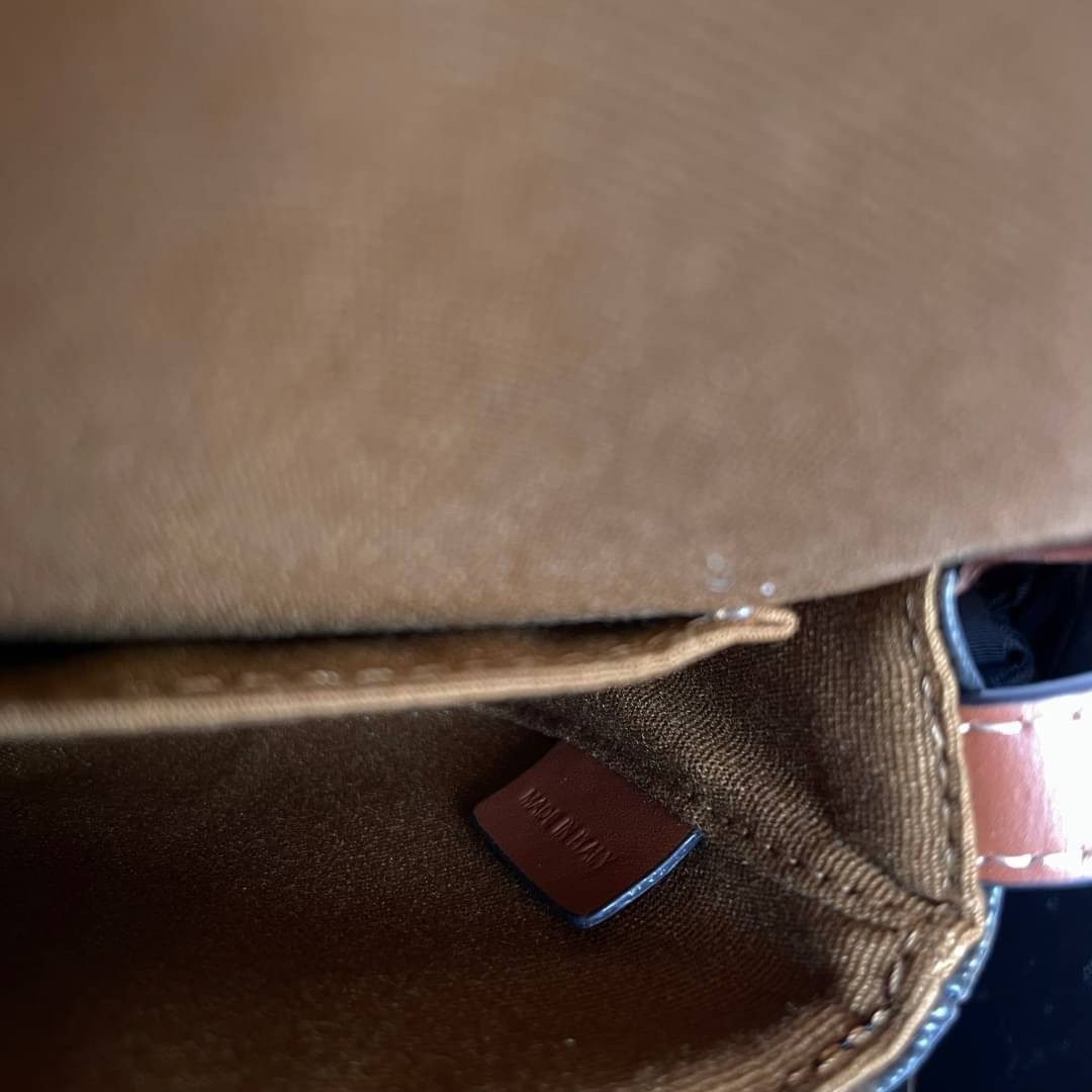 หนังแท้ CELINE MINI BESACE IN TRIOMPHE CANVAS AND CALFSKIN พร้อมส่งที่ไทย เกรดเทพออริจินอล รุ่นหนังดีสุดกระทบแสงขึ้นเงา พิมพ์ลายคมชัด กระเป๋าทรงครอสบอดี้ ลายโมโนแกรมวินเทจ รุ่นที่ดาราเกาหลีใช้กันเยอะมาก และเป็นอีกหนึ่งใบที่ครองใจสาวๆ ทั้งในไทยและเทศ วัสดุ