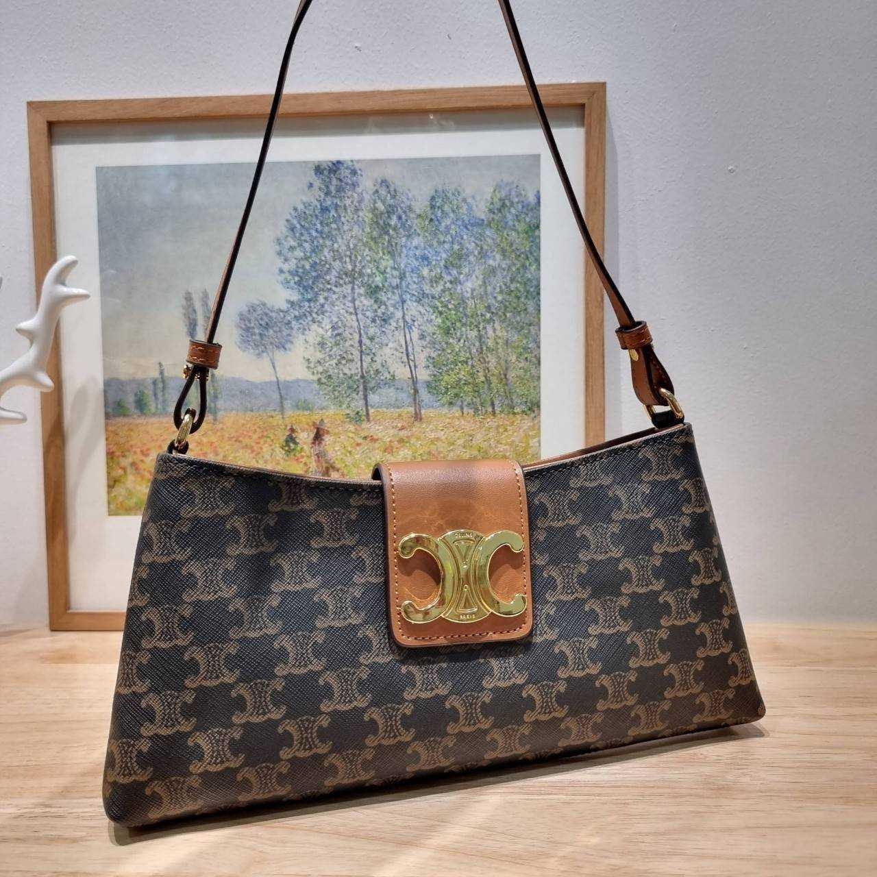 Celine wiltern bag กระเป๋าทรงพอชแบบตัวแม่ สวยมาก สวยแซ่บ ขนาดกำลังดี ใส่ของใส่มือถือได้ทุกรุ่น รูปทรงย้อนยุค สไตล์วินเทจลัคชู มีสายสะพายให้ถึง 2 แบบ สายหนังและสายโซ่ ดูแพงสุดๆ