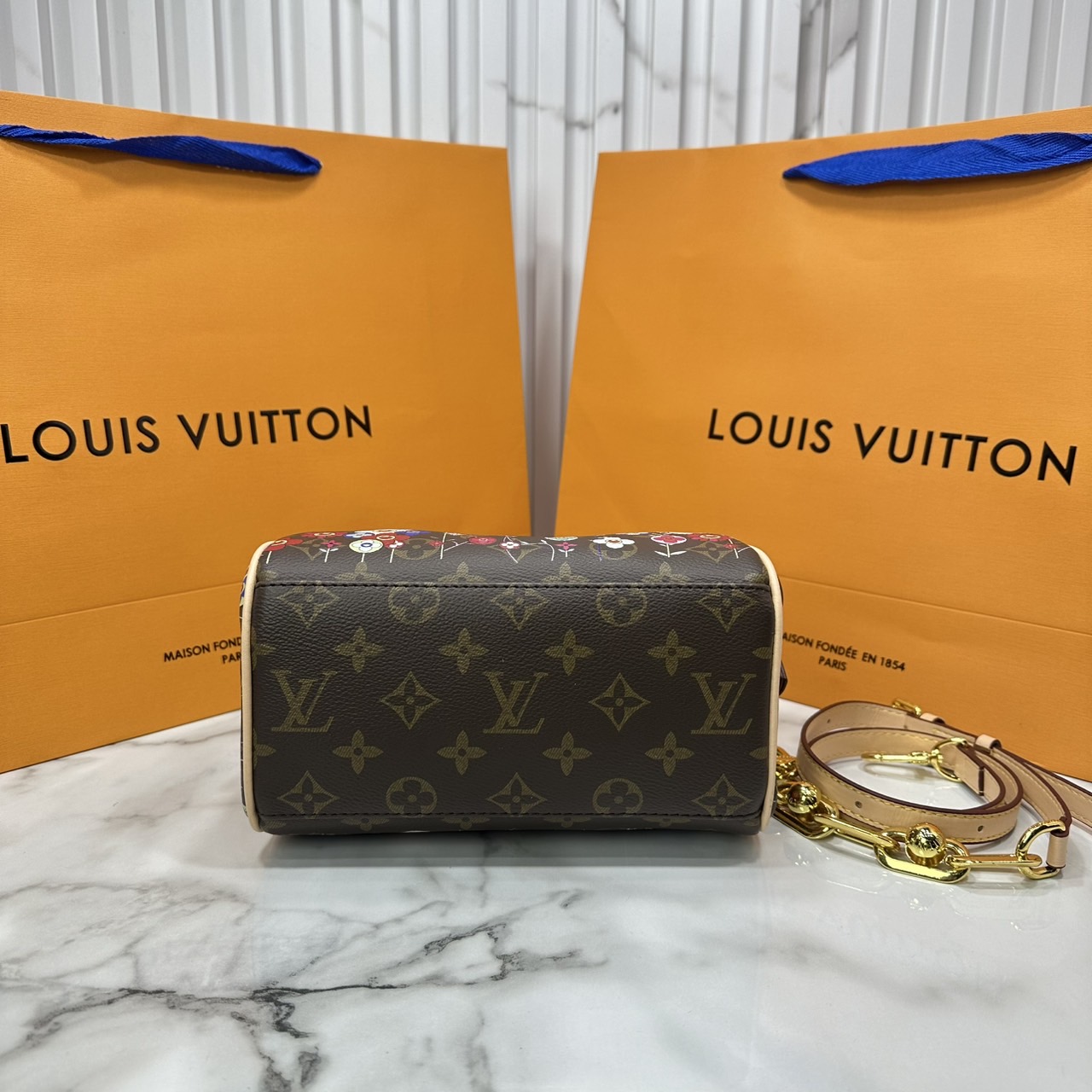 LV x TM Speedy Bandoulière 20 bag Monogram Flower กระเป๋าทรงหมอนคอลเลกชันสุดพิเศษ สวยคลาสสิกมีชีวิตชีวา สีสันสดใสสไตล์ superflat สุดไอคอนิกของ Takashi Murakami ด้วยโมโนแกรมดอกไม้หลากสี