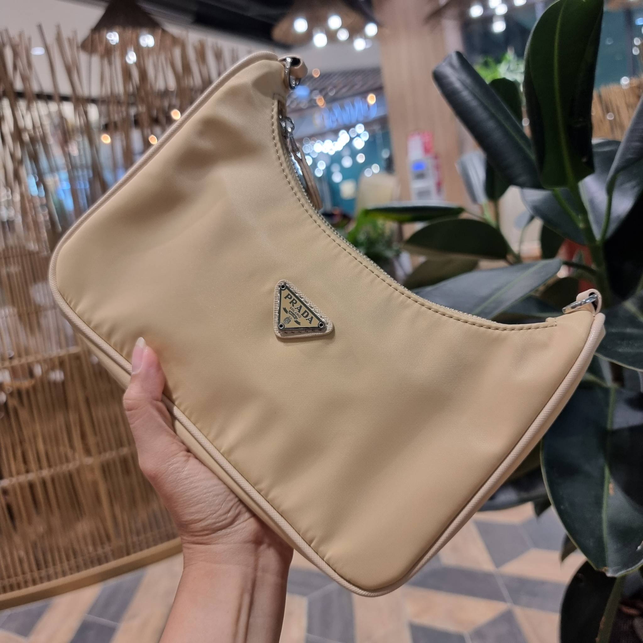 VIP 🥂 PRADA RE-EDITION 2005 RE-NYLON SHOULDER BAG ไอเท็มสุดปัง ที่ฮิตตลอดกาลไม่ว่าจะปีไหนๆ จัดให้ครบทั้งสีขายดีและสีใหม่ล่าสุด ที่สายคุณหนูห้ามพลาด!! กับกระเป๋าสะพายทรงคลาสสิค เหมาะเป็น everyday bag มากๆ วัสดุผ้าไนล่อนคุณภาพ พร้อมใบลูก ไว้ใส่เหรีย