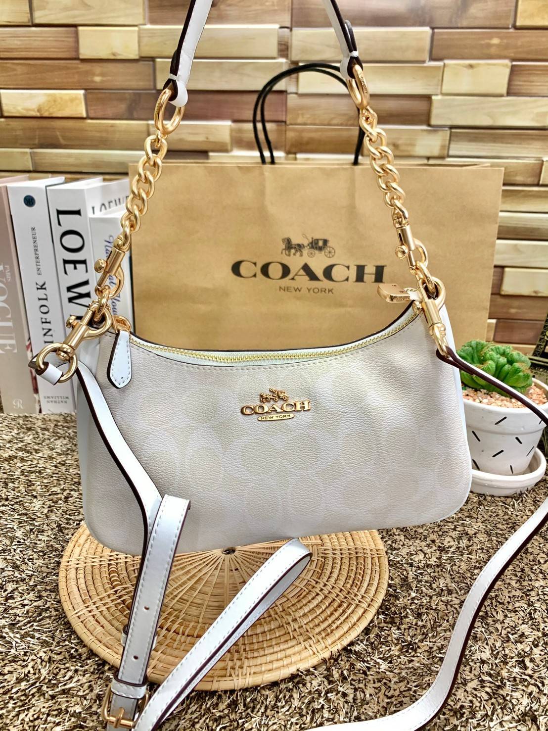 พร้อมส่งครบสี สวยทุกสีเลยค่า😘 ((CA173//CA209//CA548)) COACH TERI SHOULDER BAG 🔹กระเป๋าทรงพอช ในรูปแบบหนังแท้ หนังนิ่มสวยมากค่ะ