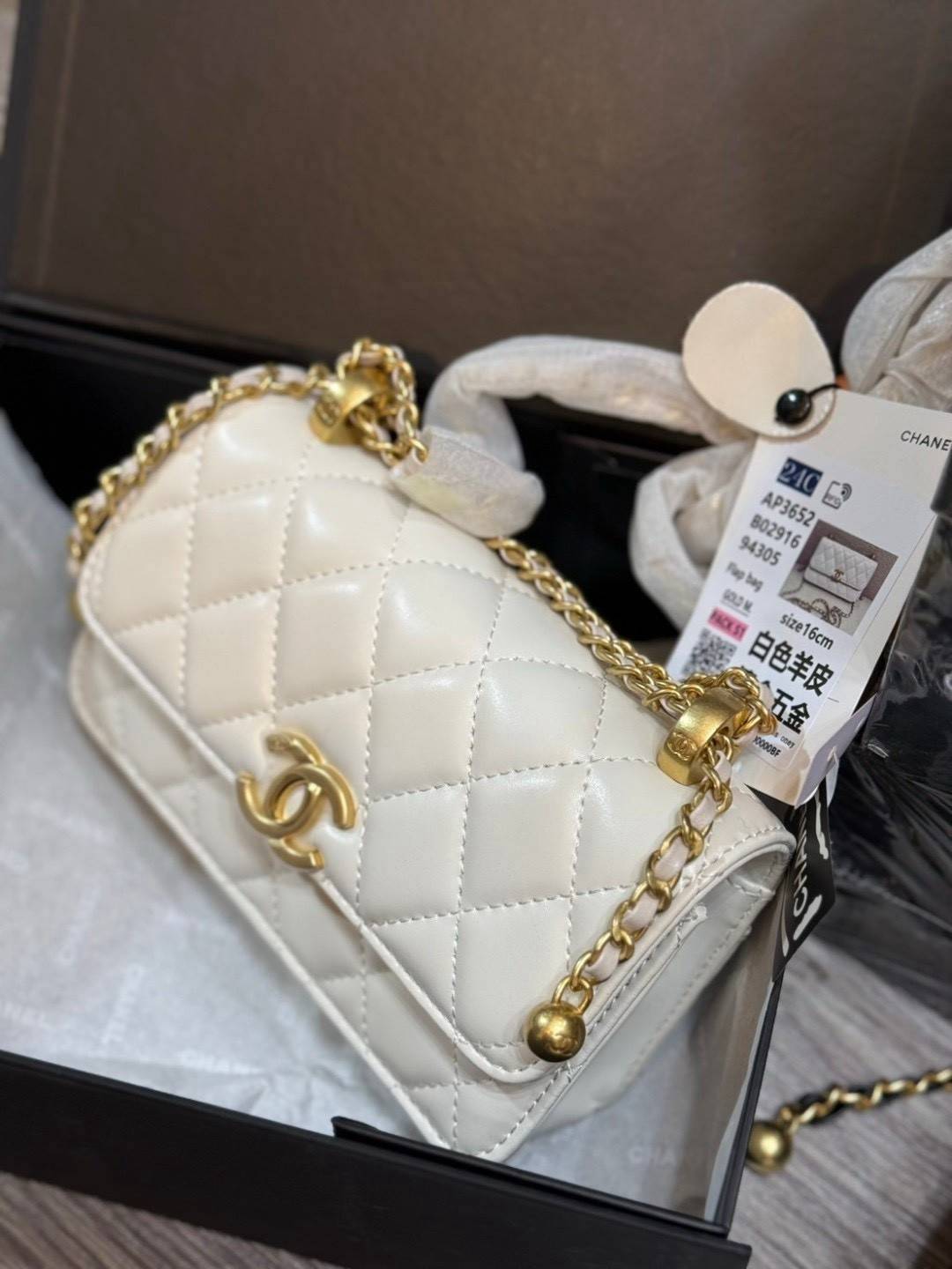 CHANEL 22 Double gold ball bag กระเป๋าสะพายสุดหรูรูปทรงคลาสสิกตลอดกาลไม่มีเอาท์ เพิ่มกิมมิกด้วยลูกบอลสีทองห้อย 2 ข้างปลายสายสะพาย เพิ่มความน่ารักโดดเด่น ดูแพง ผู้ดีคุณหนูลูกคุณมากๆ