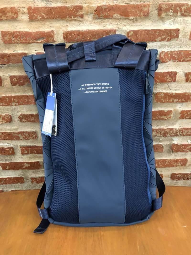 Adidas 3D Roll Top Backpack กระเป๋าเป้ Unisex ดีไซน์สุดฮิตสไตล์ ISSEY MIYAKE ใช้ได้ทั้งชายและหญิง เปิดปิดแบบ Roll Top ด้านหน้ามีโลโก้ ด้านหลังมี1ช่องซิป หัวซิปตีแบรนด์2ฝั่งตามคอลเลคชั่นY2018สวยดูดีใบใหญ่กำลังดีน้ำหนักเบา ภายในกว้างและจุ มีโลโก้ ช่องซิปช่อ