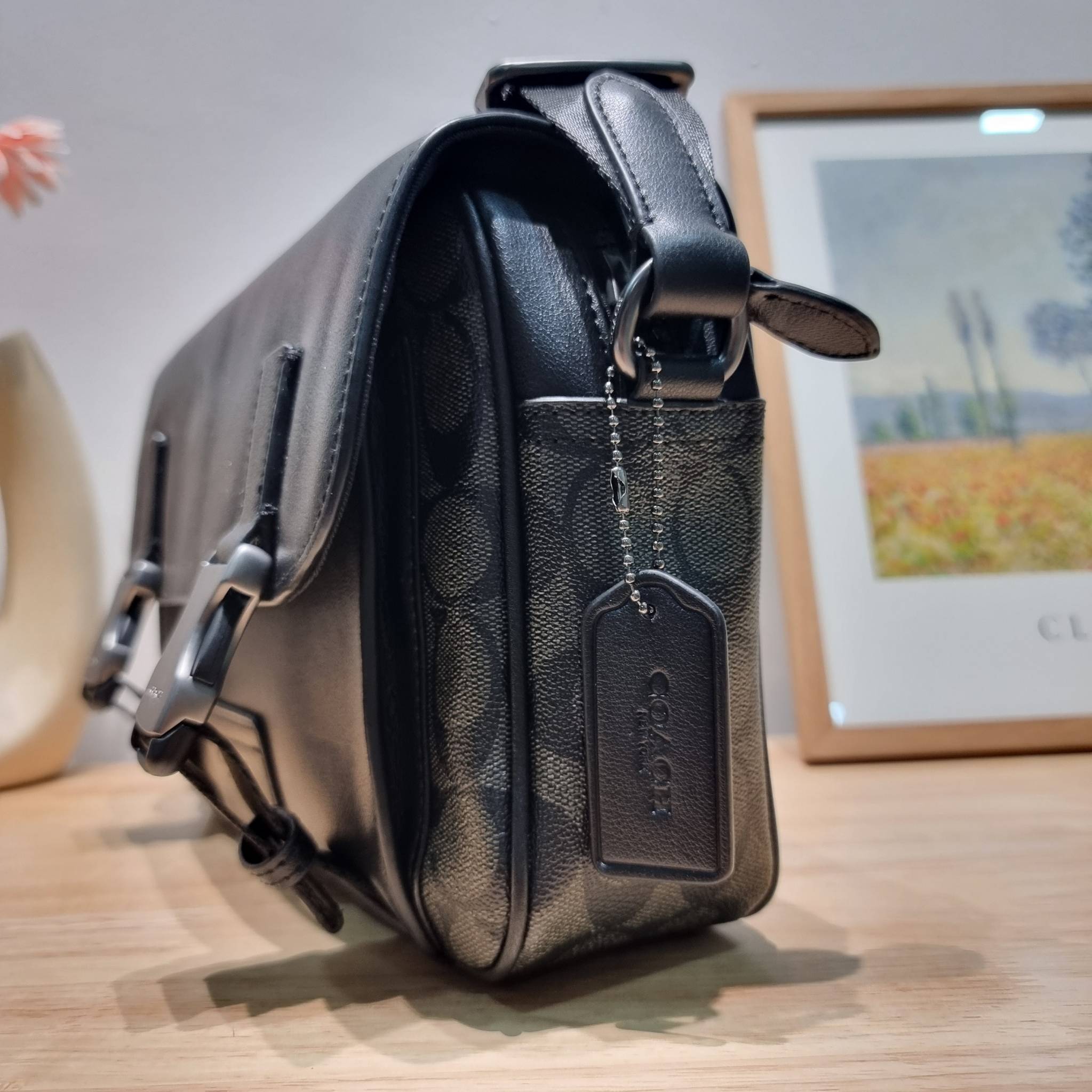 Coach Track Crossbody In Signature Canvas C3747 หล่อบอกต่ออีกหนึ่ง กระเป๋าสะพายทรงแมสเซ็นเจอร์ รุ่นเอาใจหนุ่มๆ ดีไซน์คลาสสิค สุดหรู ดูแพง วัสดุหนังแท้สลับหนังแคนวาส ฝากระเป๋ามีตัวล็อคแน่นหนา เปิดมามีซิปปิดกันหล่นได้อีก ด้านหลังมีช่องย่อย ภายในโล่งกว้าง แบ