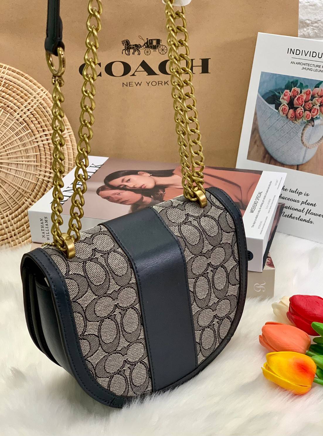 COACH ALIE SADDLE BAG IN SIGNATURE JACQUARD (C4694//C3464) New item!! กระเป๋าสะพายทรง saddle ดีไซน์วินเทจย้อนยุค แฝงความหรูในตัวด้วยอะไหล่สีทองเหลือง โดดเด่นไม่ซ้ำใครแน่นอน วัสดุผ้า jacquard สลับหนังแท้ ภายในเป็นช่องโล่ง มาพร้อมสายสะพายครอสบอดี้ ที่สามารถ