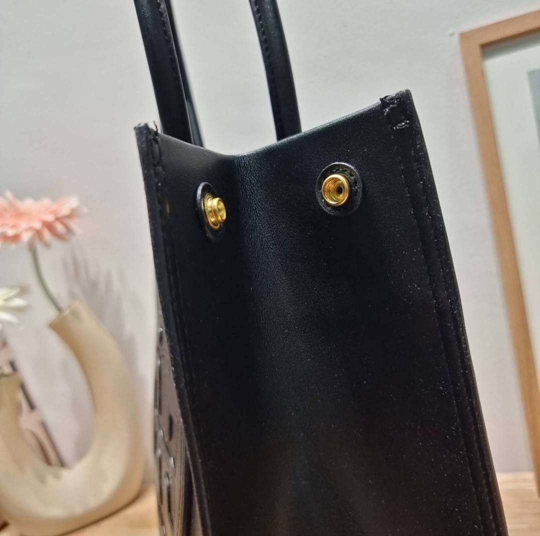 TORY BURCH ECO ELLA TOTE BAG / TORY TOTE BAG พร้อมส่ง 3 สี กระเป๋าสะพายทรงโท้ท ขนาดกำลังสวย จุของได้เต็มที่ รูปทรงคลาสสิคชวนใช้ โดดเด่นด้วย patch โลโก้ คอลเลคชั่นน้องใหม่ ส่งมาให้สาวๆได้ใจฟูอีกหนึ่งไอเท็ม