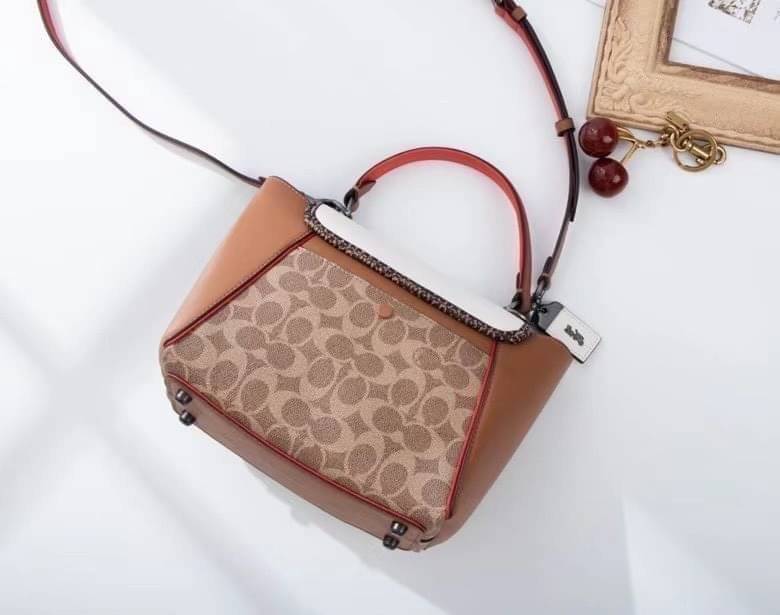 COACH COURIER CARRYALL 23 IN COLORBLOCK SIGNATURE CANVAS พร้อมส่ง 7 แบบ พร้อมส่ง ลุคดูไฮสุดๆค่ะ! กระเป๋าสะพายหนังหรูหราและคลาสสิค หนังแท้ชั้นดีที่สุด น้ำหนักเบา หนังสวยมากก สัมผัสแล้วหลงรักแน่นอนจ้าา😘