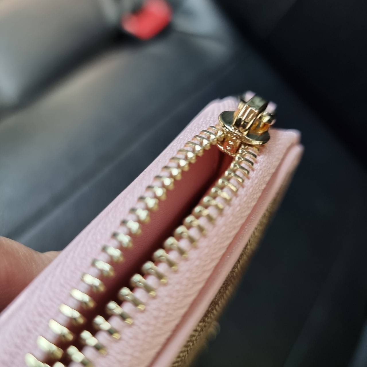 COACH F54630 ACCORDION ZIP WALLET IN SIGNATURE COATED CANVAS WITH LEATHER STRIPE กระเป๋าสตางค์ใบยาวรุ่นคลาสสิค คัดสีขายดีมาให้กันเลยจ้า ♥️ วัสดุหนังแคนวาสเคลือบลาย เปิด-ปิดด้วยซิปรอบ รูดใช้งานง่าย ใส่บัตรได้ มีช่องซิปใส่เหรียญ ใส่มือถือได้ พกใบนี้ใ