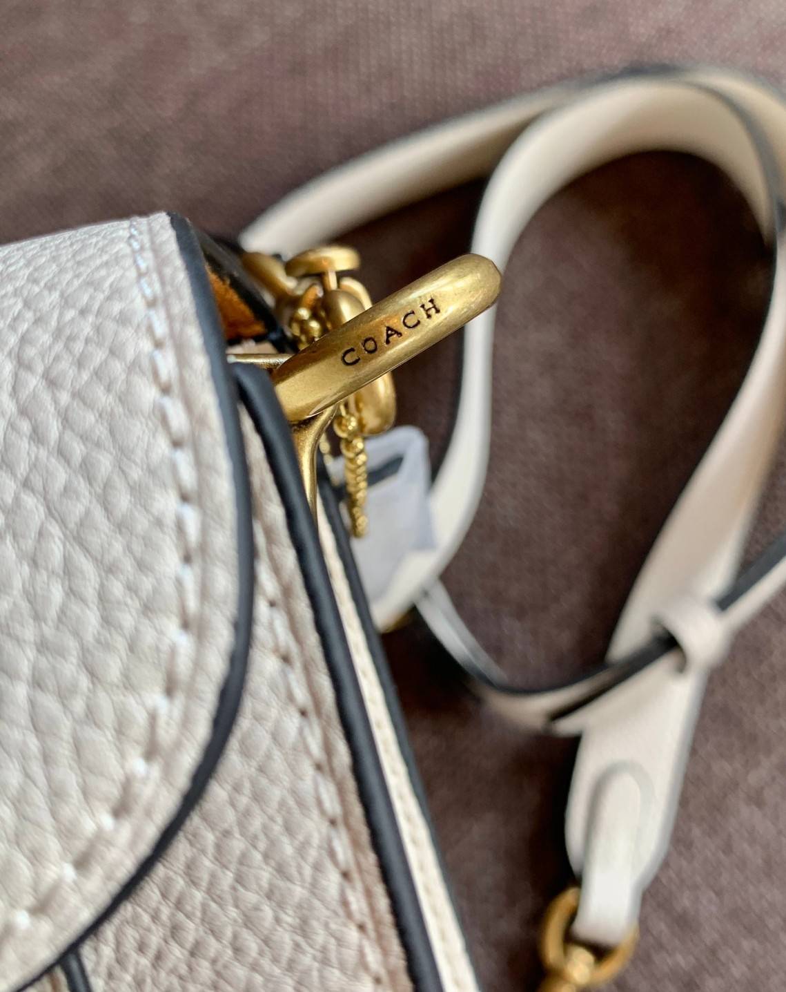 COACH TABBY SHOULDER BAG 26 ((73995)) 📣พร้อมส่งที่ไทยอีกครั้งค่ะ ห้ามพลาด ✔️กระเป๋าหิ้ว//คล้องไหล่//สะพายข้างได้ สุดคุ้ม! หนังแท้อย่างดี ลายหนังสวยนิ่มมือมากค่ะ ✔️ด้านหน้ามีอะไหล่แบรนด์ตัวใหญ่ อะไหล่ทองสวยโดดเด่น ✔️เปิดปิดกระเ