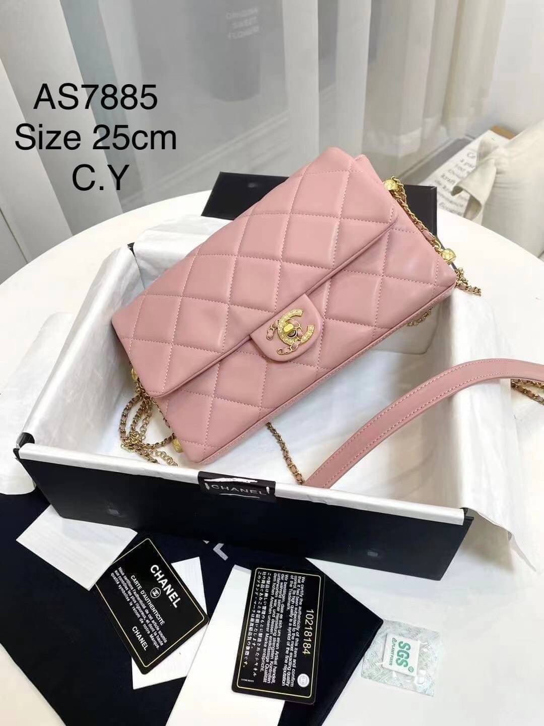 CHANEL flap pearl with chain พร้อมส่ง ที่สุดของความคลาสสิค อะไหล่ทองหรูหรา ด้านหน้าประดับโลโก้ฝังมุก หนังอย่างดี น้องมีความนิ่มสัมผัสแล้วหลงรักแน่นอนค่ะ