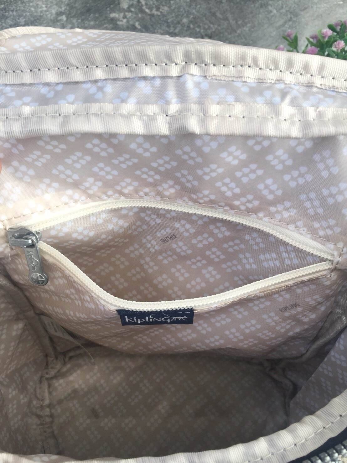 กระเป๋าเป้ Blakeney ไซส์ S จาก KIPLING ที่ออกแบบมาสำหรับผู้หญิง มาพร้อมดีไซน์เบาะรองรับหลัง ซึ่งเหมาะสำหรับ active lifestyle สามารถเก็บของได้อย่างจุใจแต่มีน้ำหนักเบา รวมถึงมีคุณสมบัติกันน้ำช่วยป้องกันให้ของในกระเป๋าปลอดภัยไร้กังวล