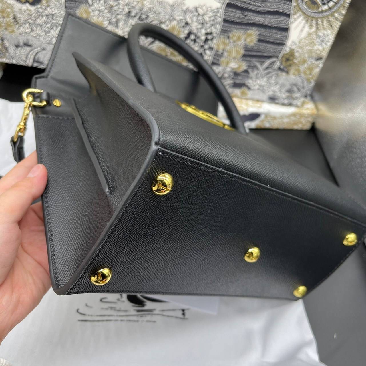 หนังแท้ DIOR Medium ST Honore Tote Collection Fall/Winter 2020-2021 มาในรูปแบบกระเป๋าทรงสี่เหลี่ยมที่ได้มาตรฐาน ทำจากหนังลูกวัว (Calfskin) ลายเกรน ซึ่งสื่อถึงความหรูหราได้อย่างลงตัว ตัวด้ามจับ มีการเย็บเข้าด้านในของกระเป๋าเพื่อเพิ่มความแข็งแรงทนทาน ด้านหน