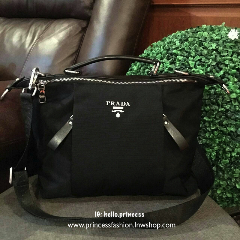ล็อตราคาดีงาม มาละค้า!!! งานพรีเมี่ยมกิ้ฟ จากเคาเตอร์ต่างประเทศคะ รุ่น Limited edition ค่า ได้ กระเป๋าอเนกประสงค์ ทรง Mini TOTE จากแบรนด์ PRADA มาค่า เป็น กระเป๋าMatte Canvas *ปรับได้สองทรงสวย ใบนี้มีสายยาวให้คะ เลิศมาก สะพายเป็น shoulder bag หรือ ถือได้ค