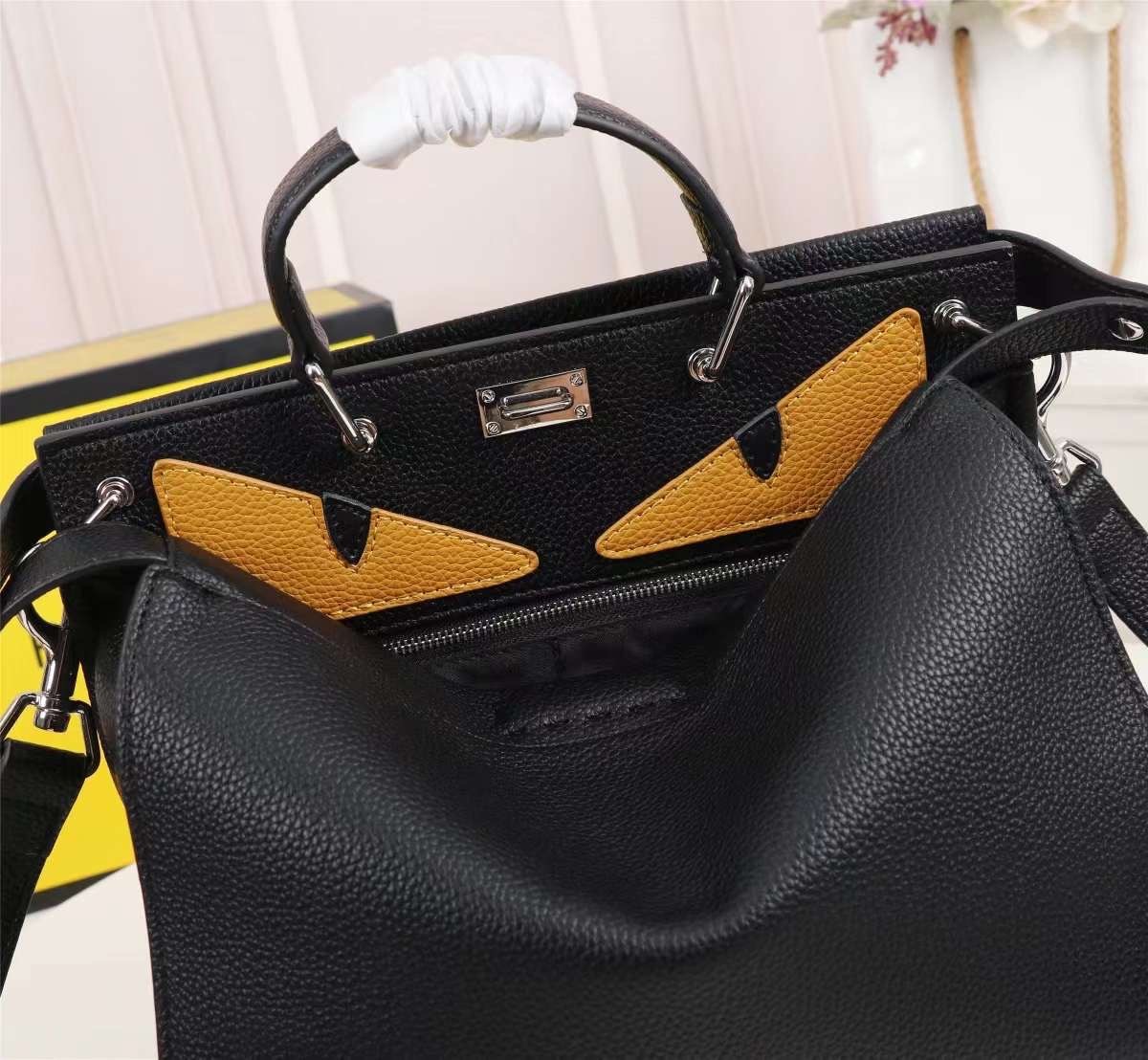 FENDI Monster Bag 30cm หนังคาเวียร์ เกรดเทพออริจินอล กระเป๋ายอดนิยมของแบรนด์ ดีไซน์สวยเรียบหรูแฝงด้วยความเก๋ สามารถสะพายหรือถือ เหมาะสมกับวัยรุ่น สะดวกในการพกพาไม่ว่าสาว ๆ จะไปเที่ยวต่างจังหวัด ต่างประเทศหรือแม้กระทั่งทำกิจกรรมแอดเวนเจอร์ต่าง ๆ ก็ไม่ทำให้