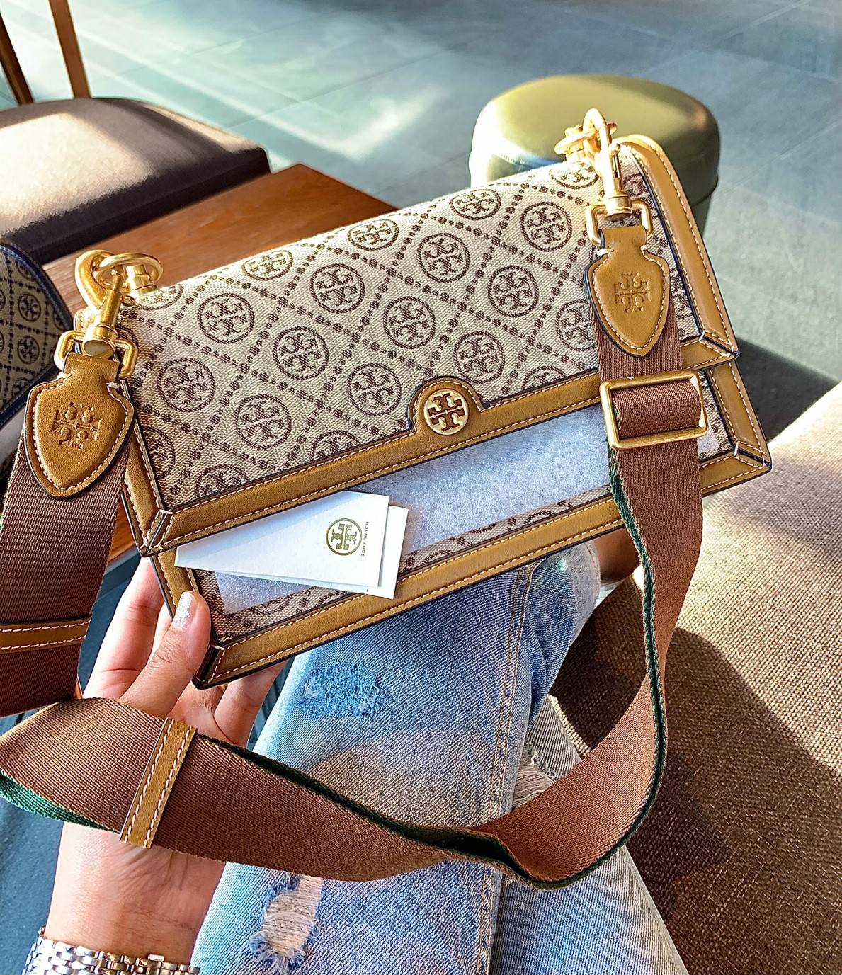 คุณภาพจัดเต็มกันเลยค่าา😘Tory Burch T Monogram Jacquard Shoulder Bag ห้ามพลาด! กระเป๋าสะพายแบบครอสบอดี้ร์ วัสดุJacquard+หนังแท้ชั้นดี ได้ลงตัวสวยงาม รูปแบบร่วมสมัยตามแบบฉบับแบรด์ได้ดีทีเดียวค่ะ! เปิดปิดกระเป๋าแบบอะไหล่แบรนด์ล็อคแม่เหล็ก