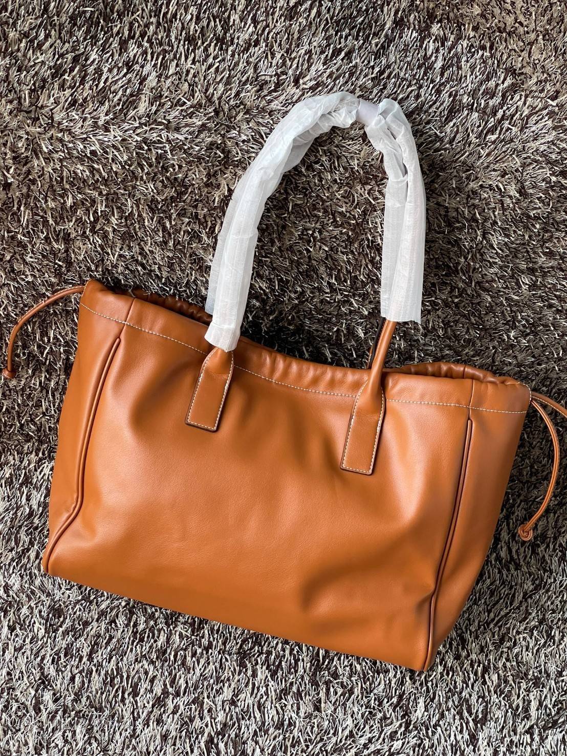 Celine cabas drawstring cuir triomphe in Smooth Calfskin / celine shopping bag เป็นกระเป๋าที่ดีไซน์คลาสสิก เรียบหรู ไม่ตกยุค โดดเด่นเพราะมีโลโก้อยู่ตรงกลาง ออกแบบมาให้ใส่ของใช้ในชีวิตประจำวัน ซึ่งคุณสามารถใช้เป็นกระเป๋าถือหรือสะพายไหล่ก็ล้วนเก๋และมีความคล