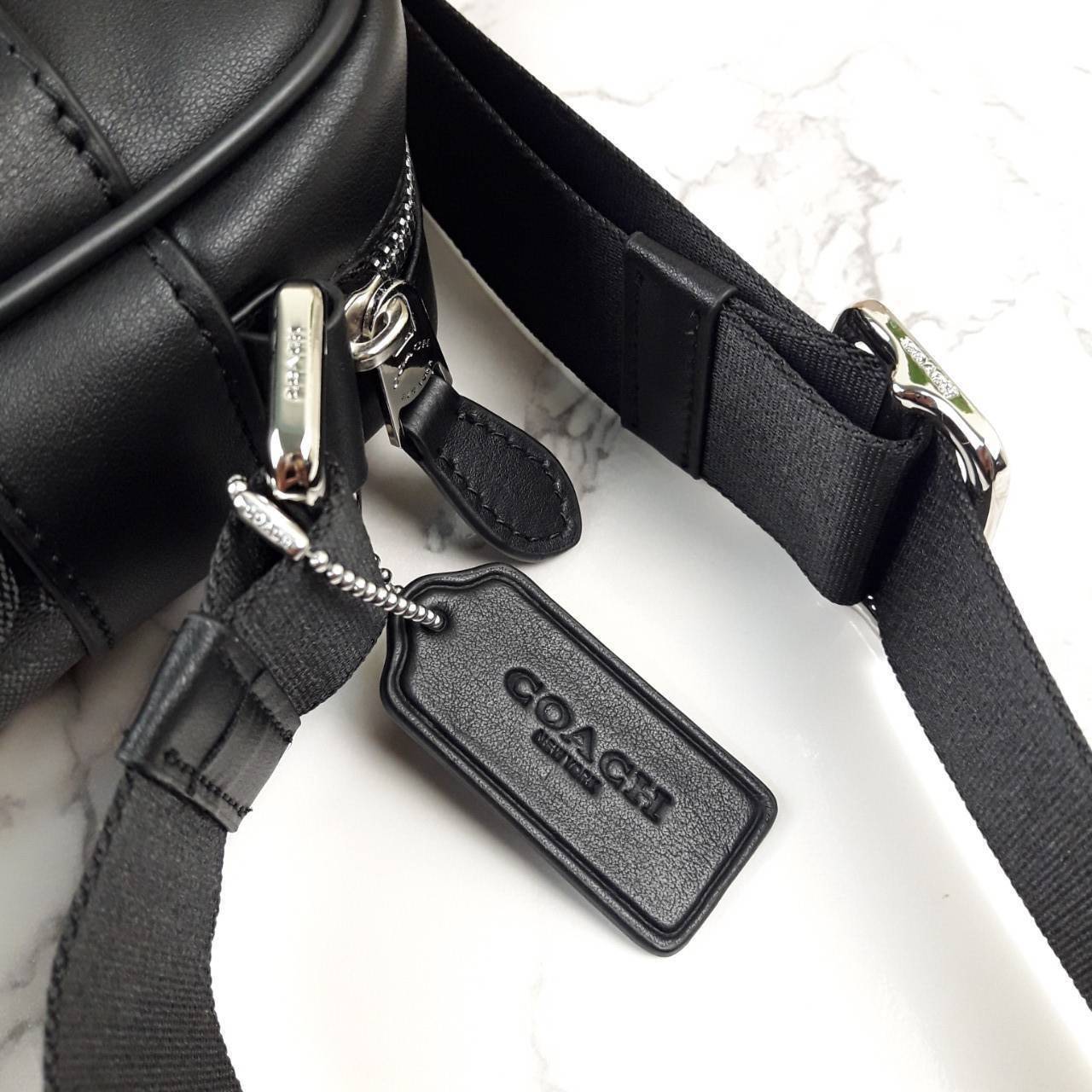 อมตะ ฆ่าไม่ตายจริงๆ กับรุ่นนี้!!😎//>>COACH CHARLES FLIGHT BAG(F54788)🍁สะพายข้าง ทรงสวย เป็นอีกรุ่น ที่ฮิตตลอดกาลไปเรียบร้อยแล้ว//วัสดุหนังแคนวาส สลับหนังแท้อย่างดี // ใช้ได้ทั้งชายและหญิง Unisexสุดๆ ใช้งานง่าย ทรงกล่อง จะสะพายเที่ยว 