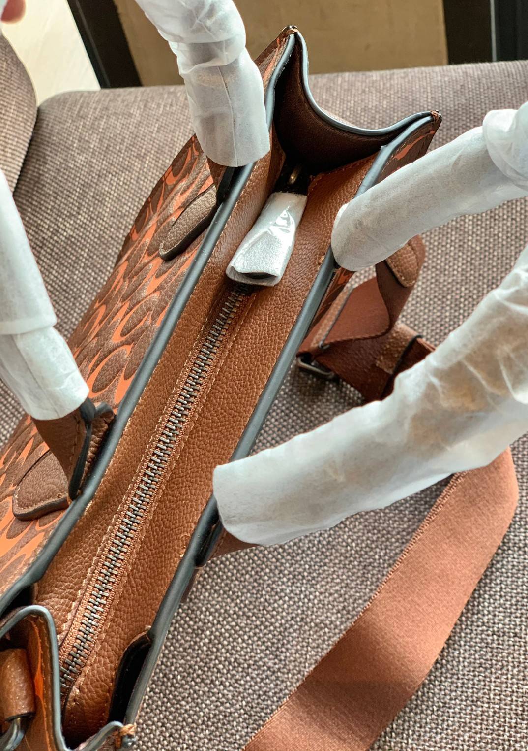 COACH COLORFUL GOTHAM TOTE SIGNATURE ((CA814)) รุ่นนี้ใช้ได้ทั้งผู้ชายและผู้หญิง ขนาดกลางๆกำลังสวยเลยค่ะ ใหม่ล่าสุด ก่อนใคร! กับกระเป๋าที่รังสรรค์สีออกมาได้สดใส เรียกได้ว่าจัดเต็มในเรื่องสีมีเดียวค่ะ หนังแท้ ลายหนังสวย บวกกับโลโก้แบรนด์ทั้งใบที่ลงลายสีได้