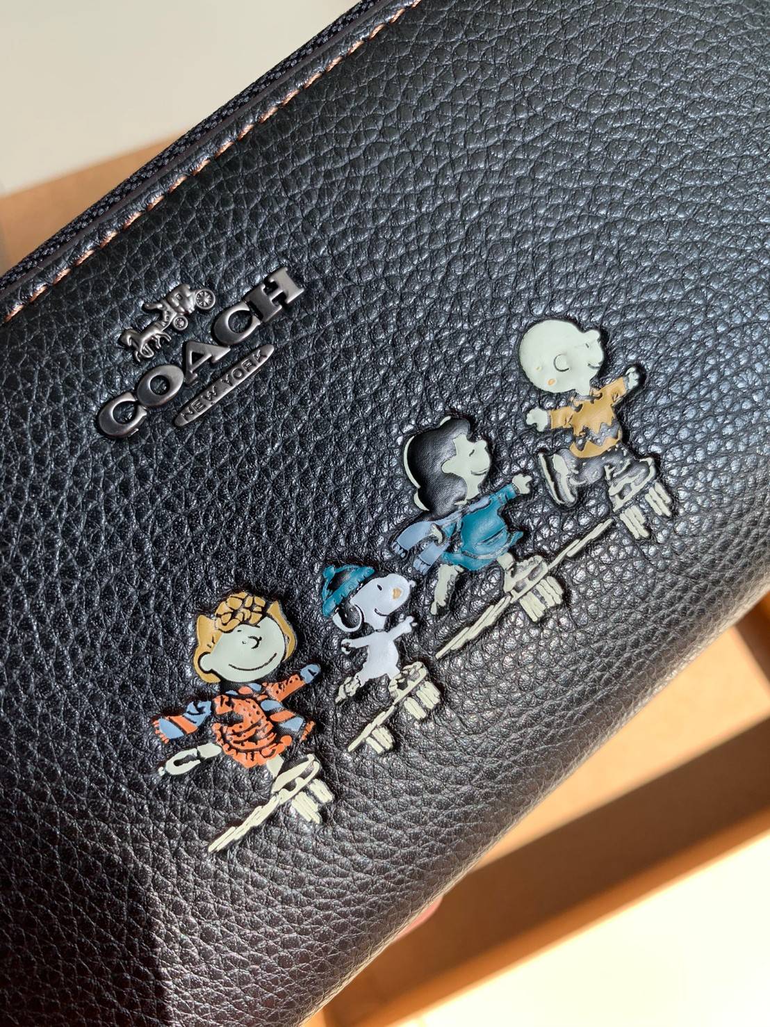 ของแท้ 💯% COACH ZIP WALLET SNOOPY LIMITED ((16122B)) พร้อมส่ง!! กระเป๋าเงินใบยาวซิปรอบ หนังแท้ลายหนังสวย