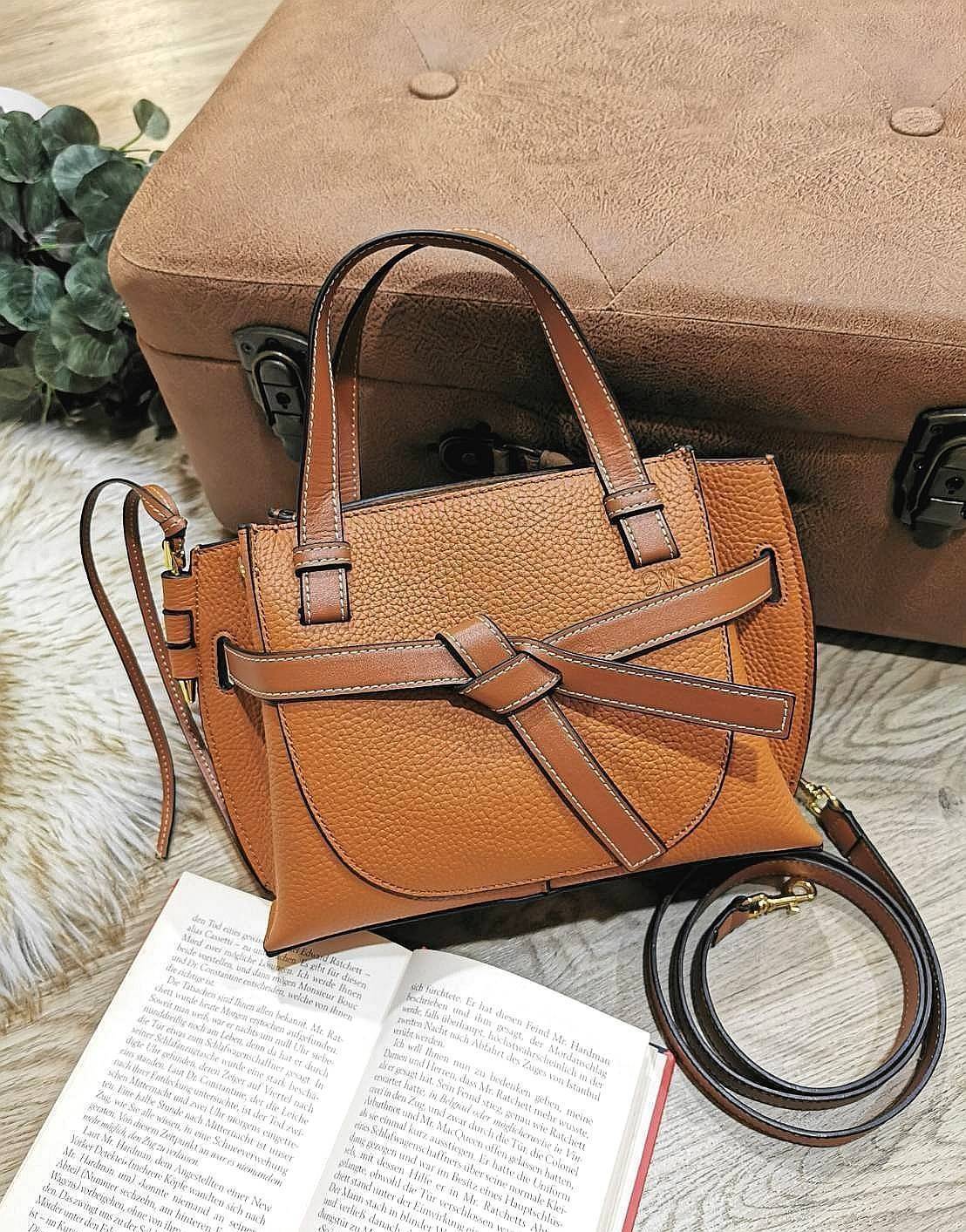 VIP 】LOEWE HANDBAG VIP GIFT WITH PURCHASE (GWP) กระเป๋าถือหรือสะพาย รุ่น Limited จาก LOEWE DUTYFREE วัสดุ Calfskin หนังแท้รูปทรงอานม้าสวยอยู่ทรงด้านหน้าตกแต่งด้วยสายหนัง (Belt) ประดับอะไหล่แบรนด์สีทองรูปกลอนประตูด้านข้างเป็น Signature ภายในโล่งกว้าง ใส่มื