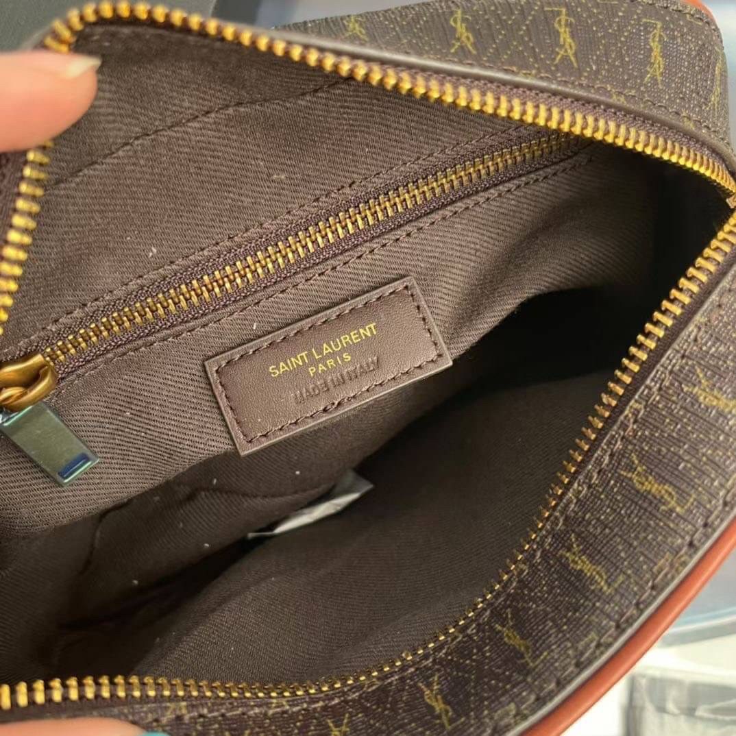 YVES SAINT LAURENT BAG กระเป๋าสะพายสไตล์วินเทจทรงเหลี่ยม งานหนังแท้สวย โทนสีผู้ดีมากค่ะ ภายในโล่งจะสะพายไหล่ CROSSBODY ก็ดูดี สินค้ามาพร้อมถุงผ้าและกล่องแบรนด์พร้อมส่งที่ไทยราคาสุดคุ้ม สาวก YSL ห้ามพลาด!