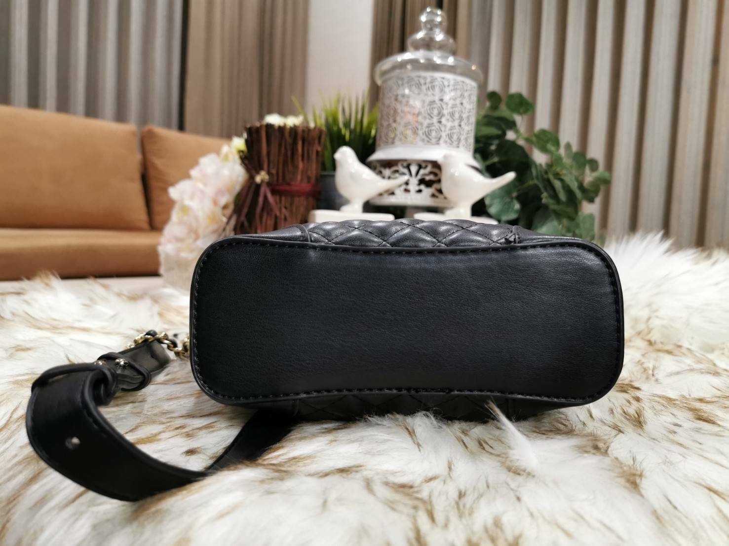 Guess Woman Factory Crossbody Bag กระเป๋าสะพายรุ่นใหม่ดีไซน์สวยหรูคลาสสิคจาก GUESS FACTORY วัสดุหนังเเกะสังเคราะห์เนื้อหนานิ่มลายตาราง เปิดปิดด้วยซิปสะดวกใช้ ด้านหน้ามีโลโก้ ภายในมีโลโก้ช่องใส่ของ และช่องซิป ใส่กระเป๋าสตางค์ใบยาว ของใช้ได้จุ มาพร้อมสายสะพ