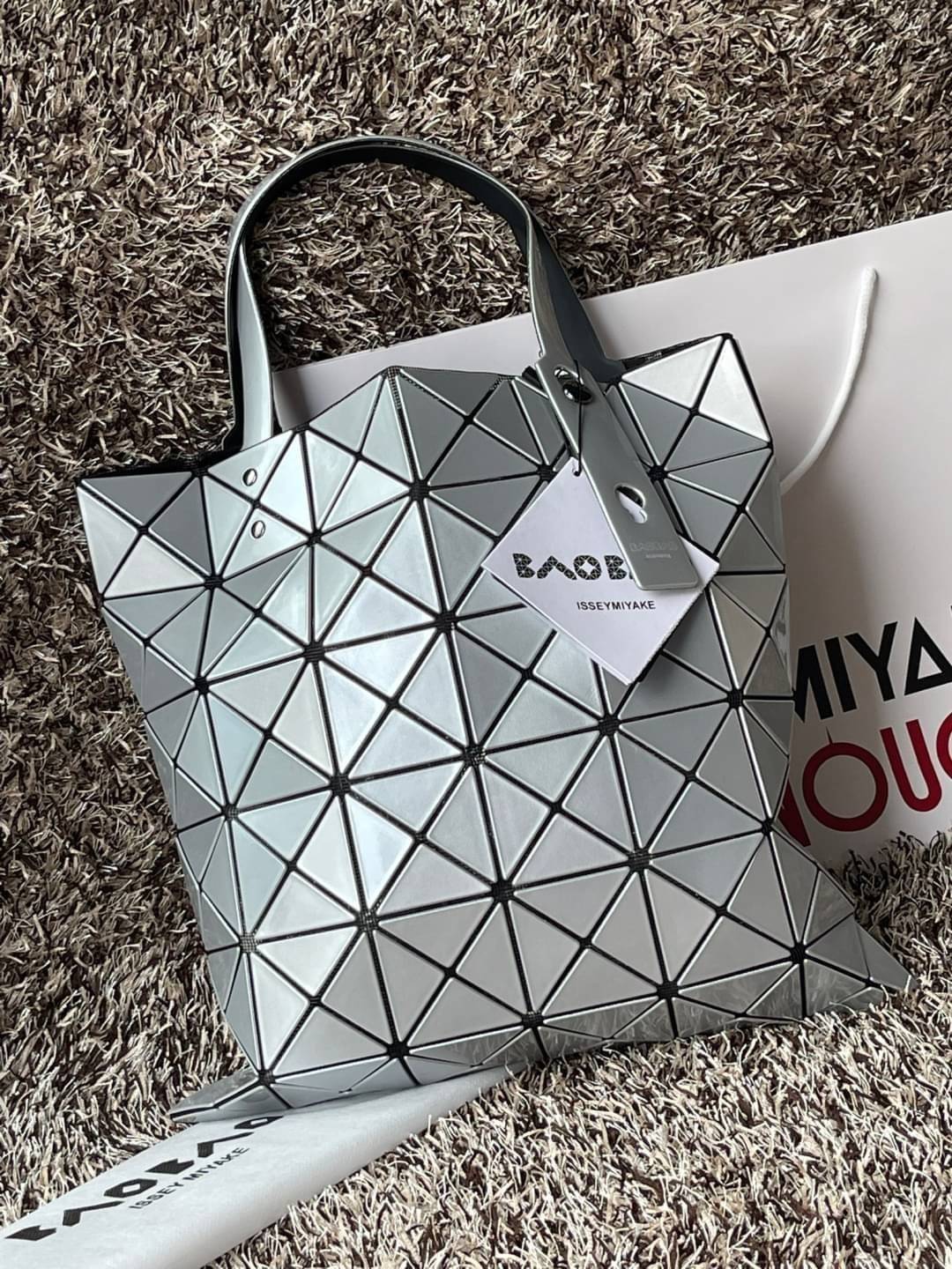Baobao Issey Miyake 6x6 กระเป๋า Tote รุ่นนี้ถือว่าเป็นกระเป๋า Tote ไซส์กลางที่เหมาะกับการพกพาสิ่งของที่จำเป็นในทุก ๆ วัน มาพร้อมสายที่สามารถปรับได้ทั้งสองสาย และมีช่องใส่ของช่องเล็กด้านใน 1 ช่อง จุของได้เยอะแถมยังทนทาน ใช้เป็น Everyday Bag ได้เลยคะ พกพาสะ