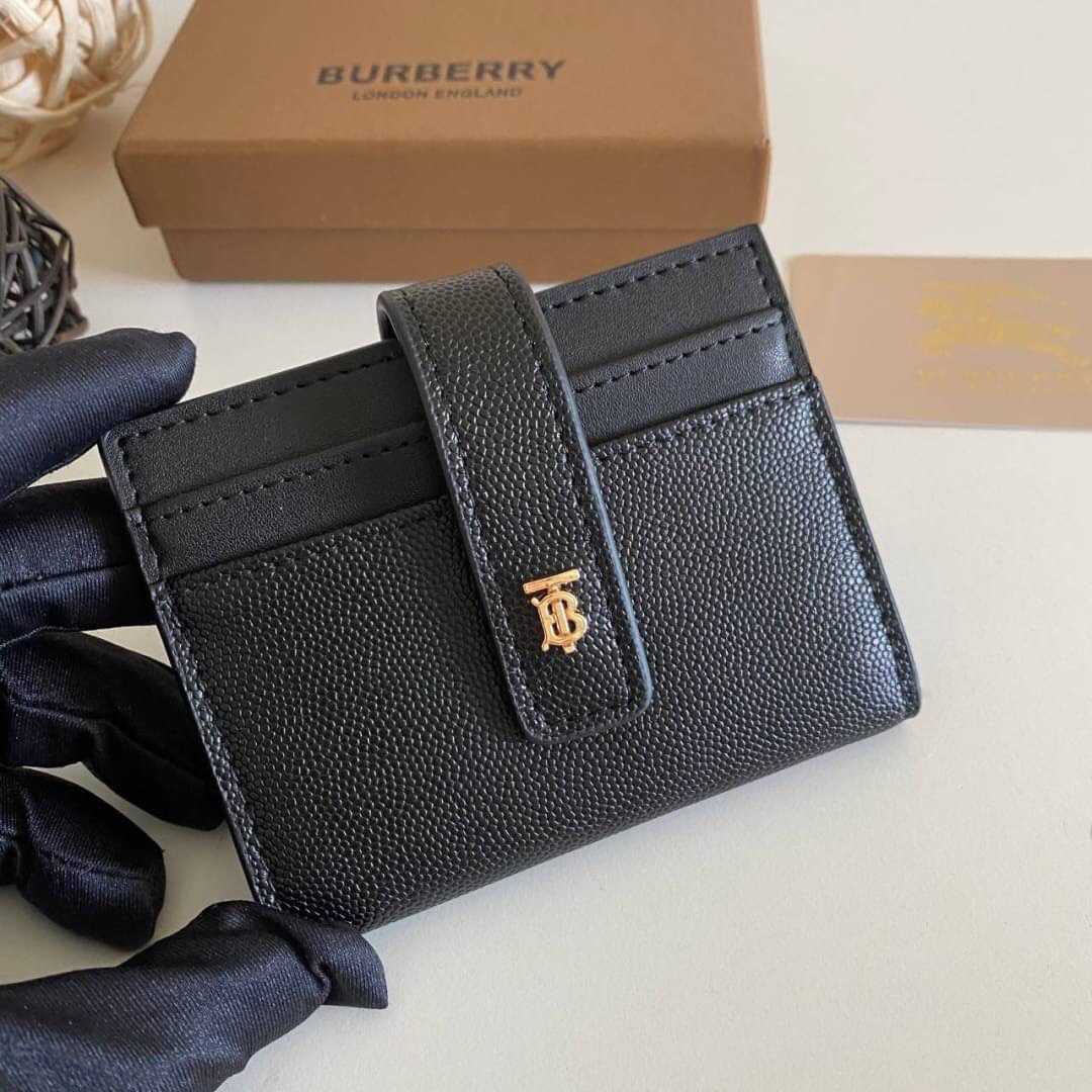 VIP GIFT 】Burberry Card Holder กระเป๋าเก็บบัตร สีดำสวยคลาสสิก หนังคาเวียร์ ขนาดพกพาสะดวก ปั้มโลโก้ทองเรียบหรู เหมาะมากสำหรับใครที่ พกบัตรต่างๆเยอะๆ ง่ายๆแค่ใบนี้ใบเดียวเอาอยู่จ้า สวยหรู มาพร้อมกล่อง สามารถซื้อเป็นของขวัญ หรือจะซื้อใช้เองก็ได้เลย!!