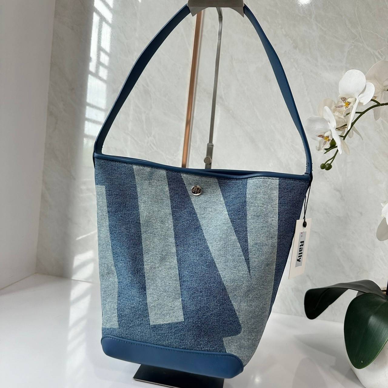 Rally movement the bag denim เป็นไอเท็มที่ฮอตสุดๆแห่งปีจริงๆ กับกระเป๋าทรงบัคเก็ต ที่ดีไซน์ออกมาคลาสสิคและใช้งานง่ายจริงๆ