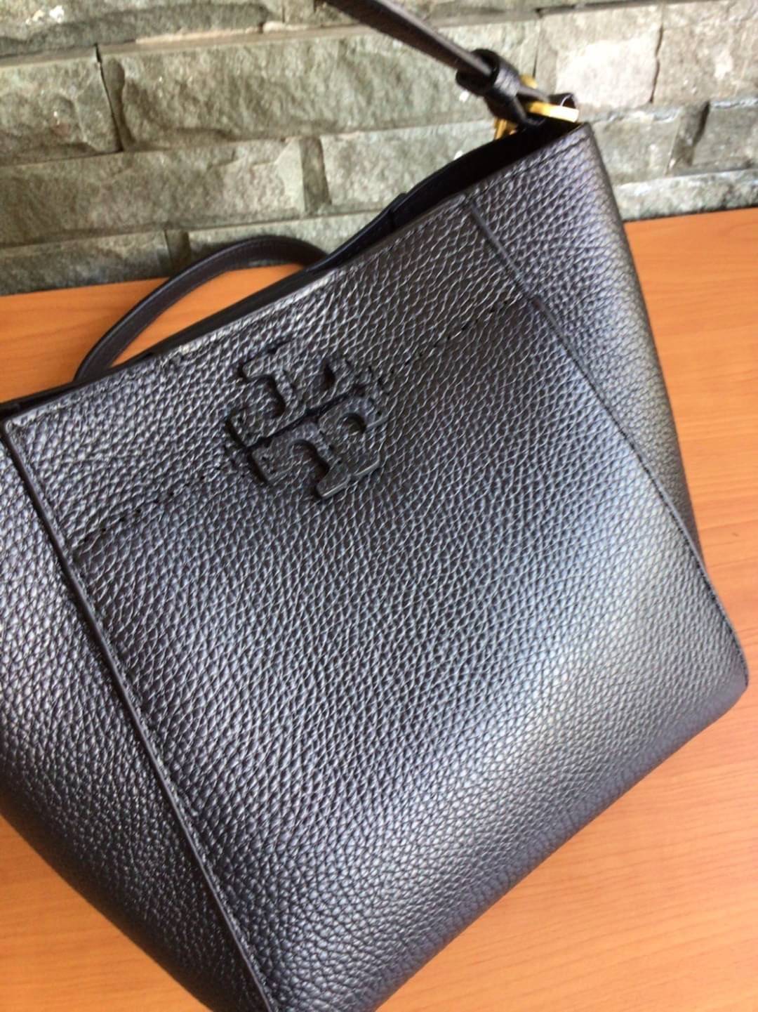 คอลเลคชั่นขายดี มากี่รอบๆ ก็หมดไวทุกรอบ!! TORY BURCH MCGRAW MINI BUCKET BAG กระเป๋าสะพาย และ ถือ คล้องแขน ทรงถัง สะพายได้ 2 ทรง ผลิตจากหนังแท้ หนังลูกวัว หนังนุ่ม หนังหอม น้ำหนักเบามากกก!! หนังลื่น นิ่มสวยมากๆ!! ด้านหน้าประดับโลโก้แบรนด์ ภายในโล่งกว้าง มี